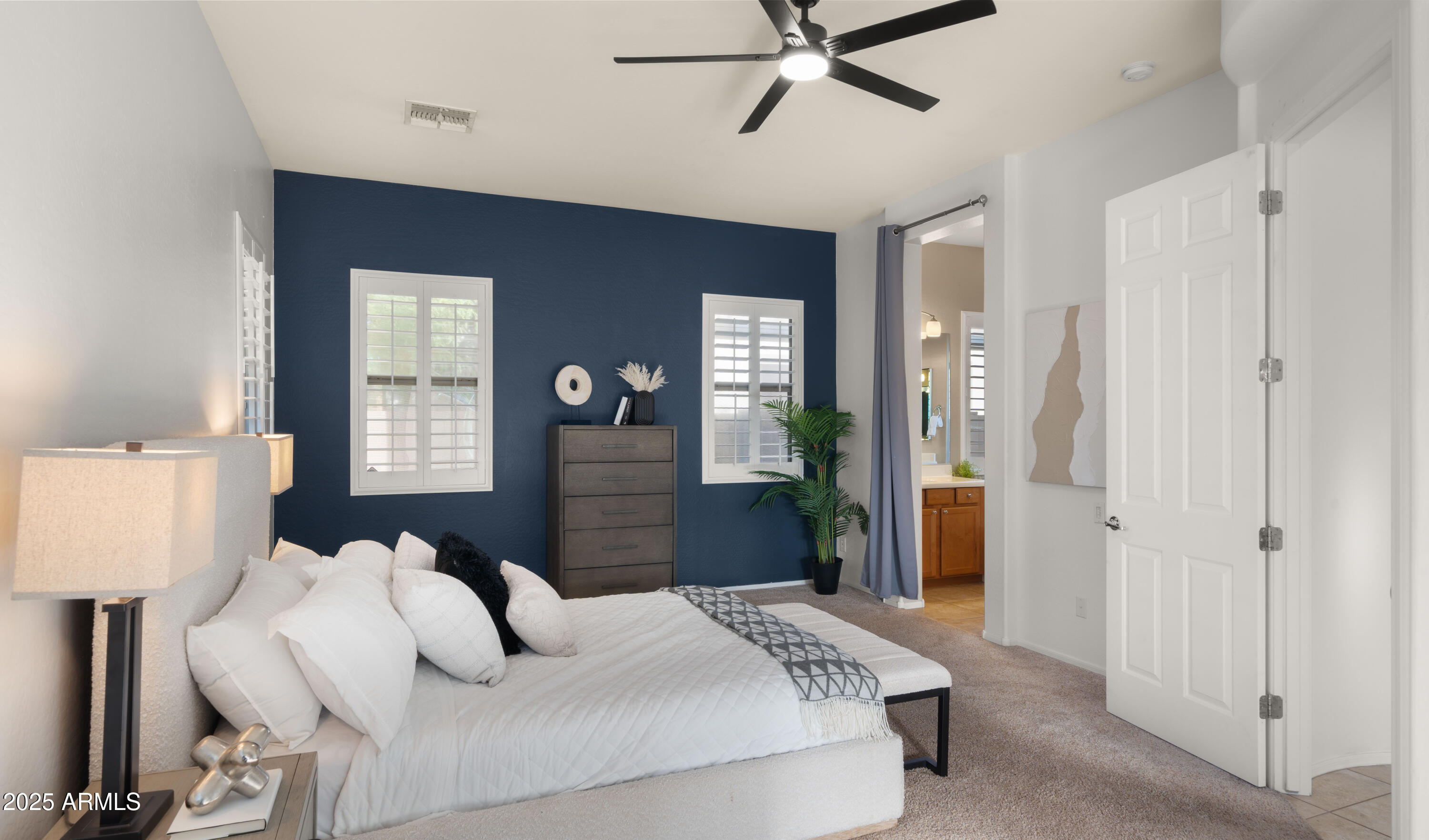 886 E BUCKINGHAM Avenue