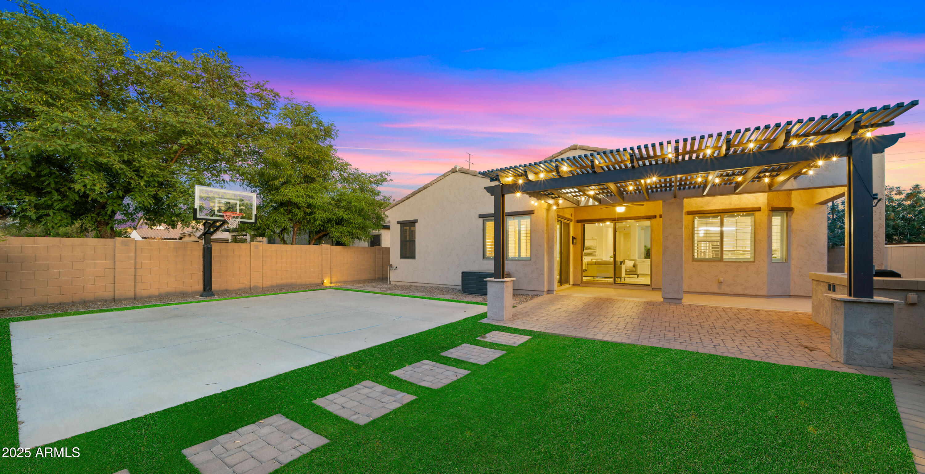 886 E BUCKINGHAM Avenue