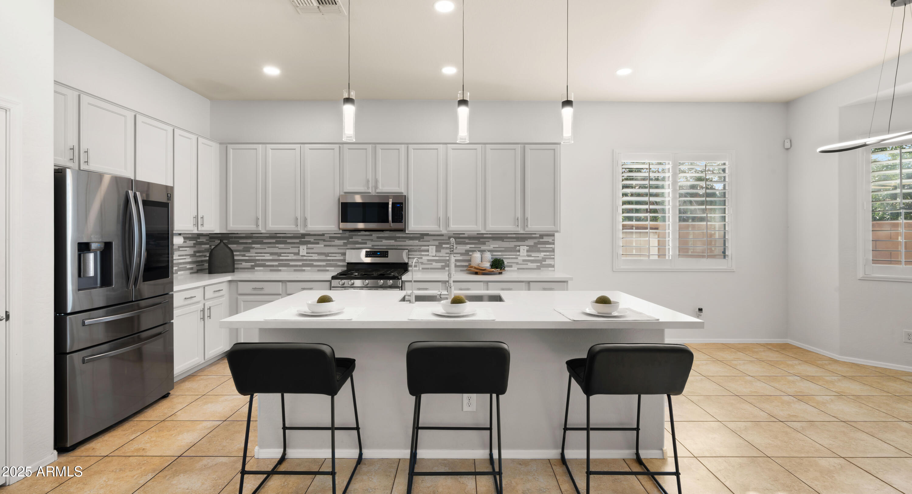 886 E BUCKINGHAM Avenue