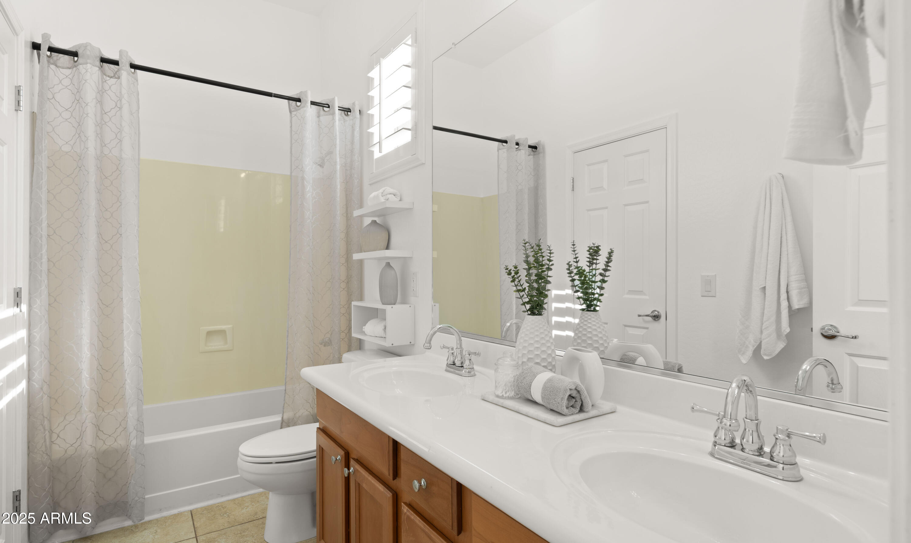 886 E BUCKINGHAM Avenue