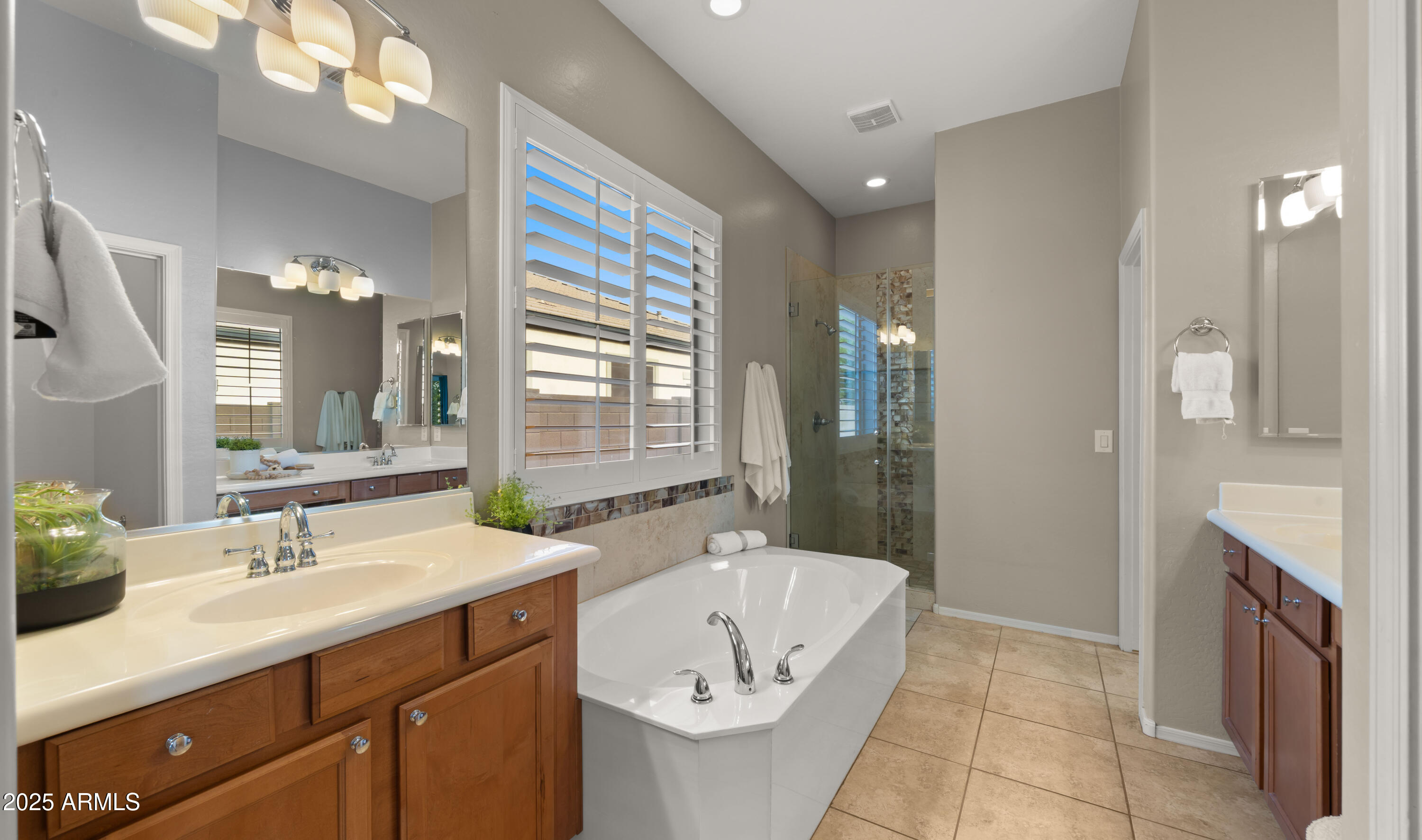 886 E BUCKINGHAM Avenue