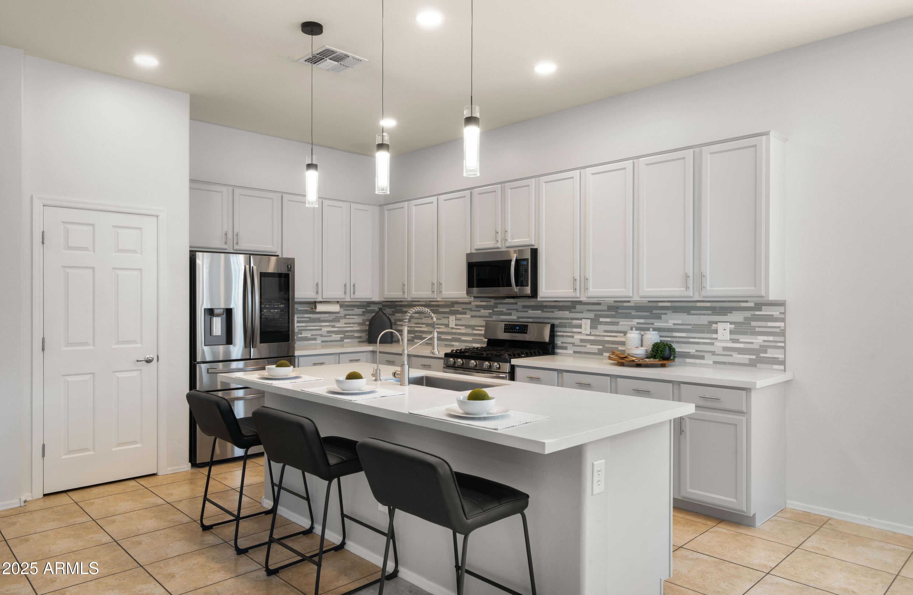 886 E BUCKINGHAM Avenue