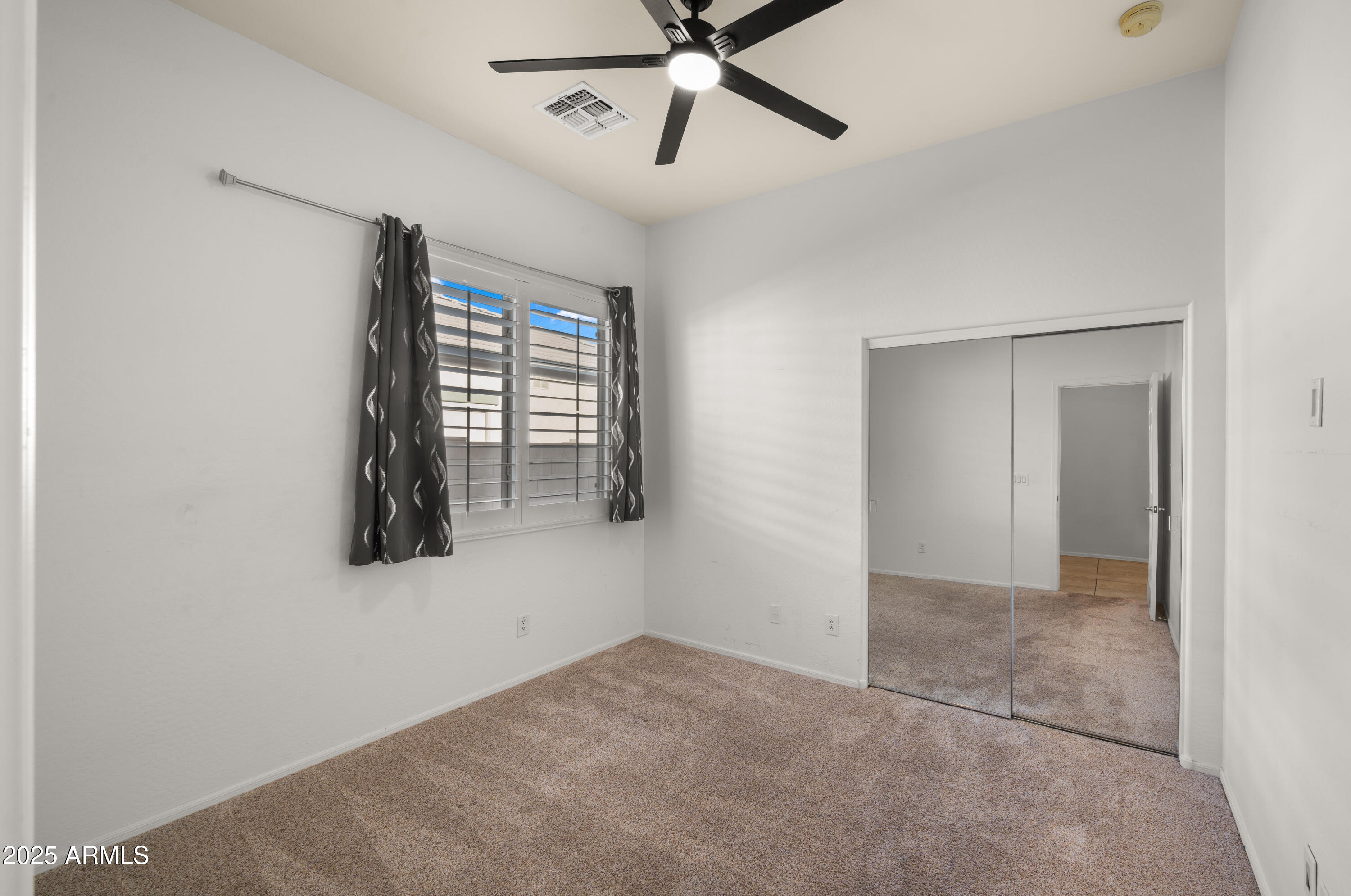 886 E BUCKINGHAM Avenue