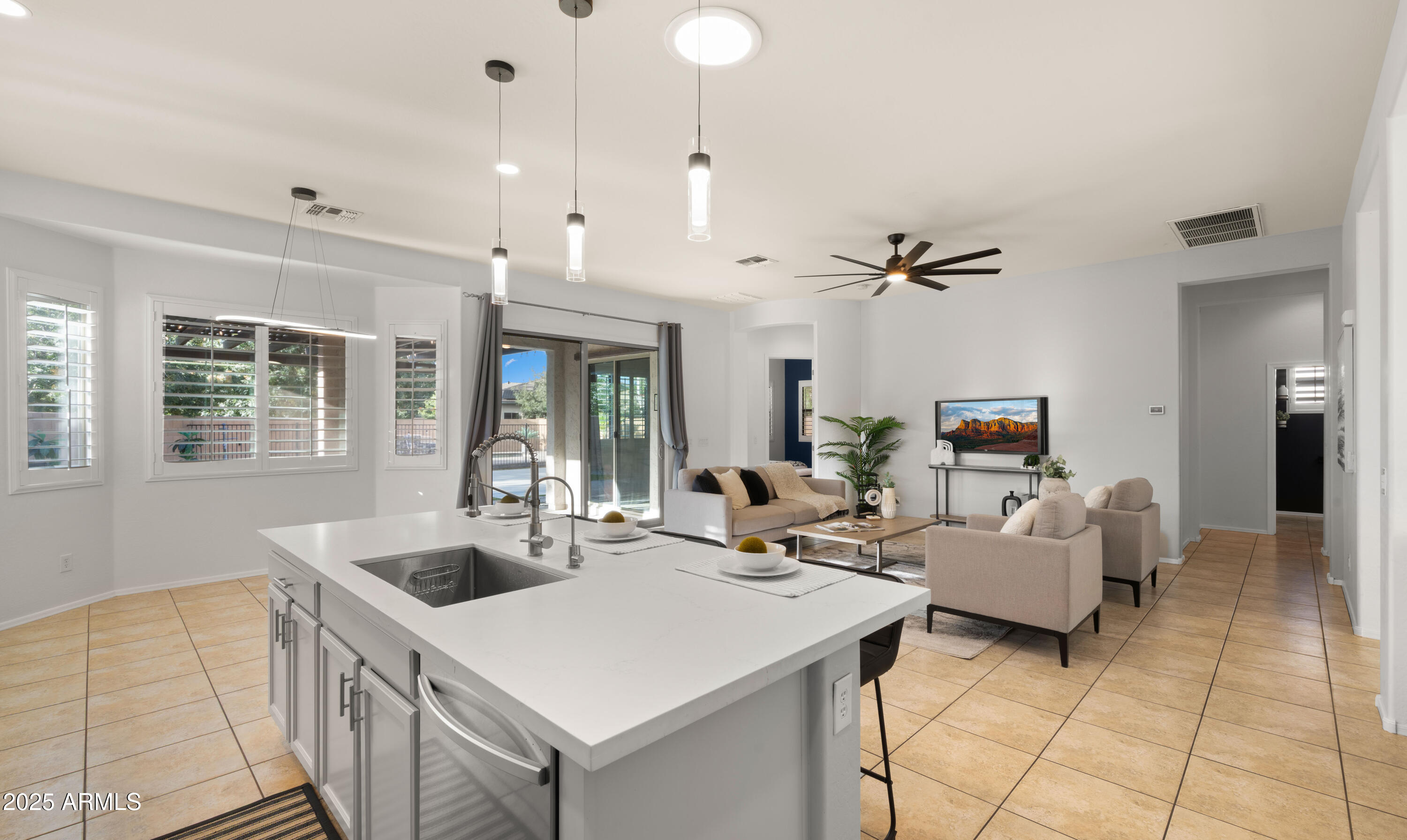 886 E BUCKINGHAM Avenue