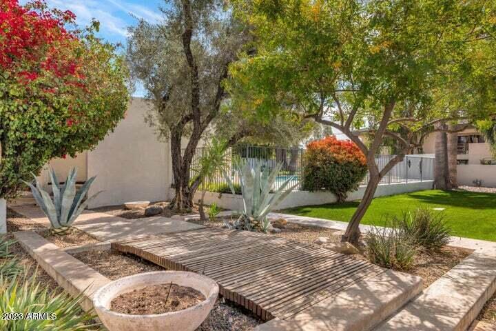 3265 E CAMELBACK Road