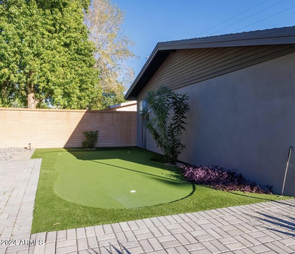 2023 W WINDSOR Avenue