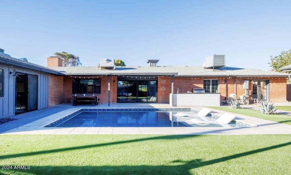 2023 W WINDSOR Avenue