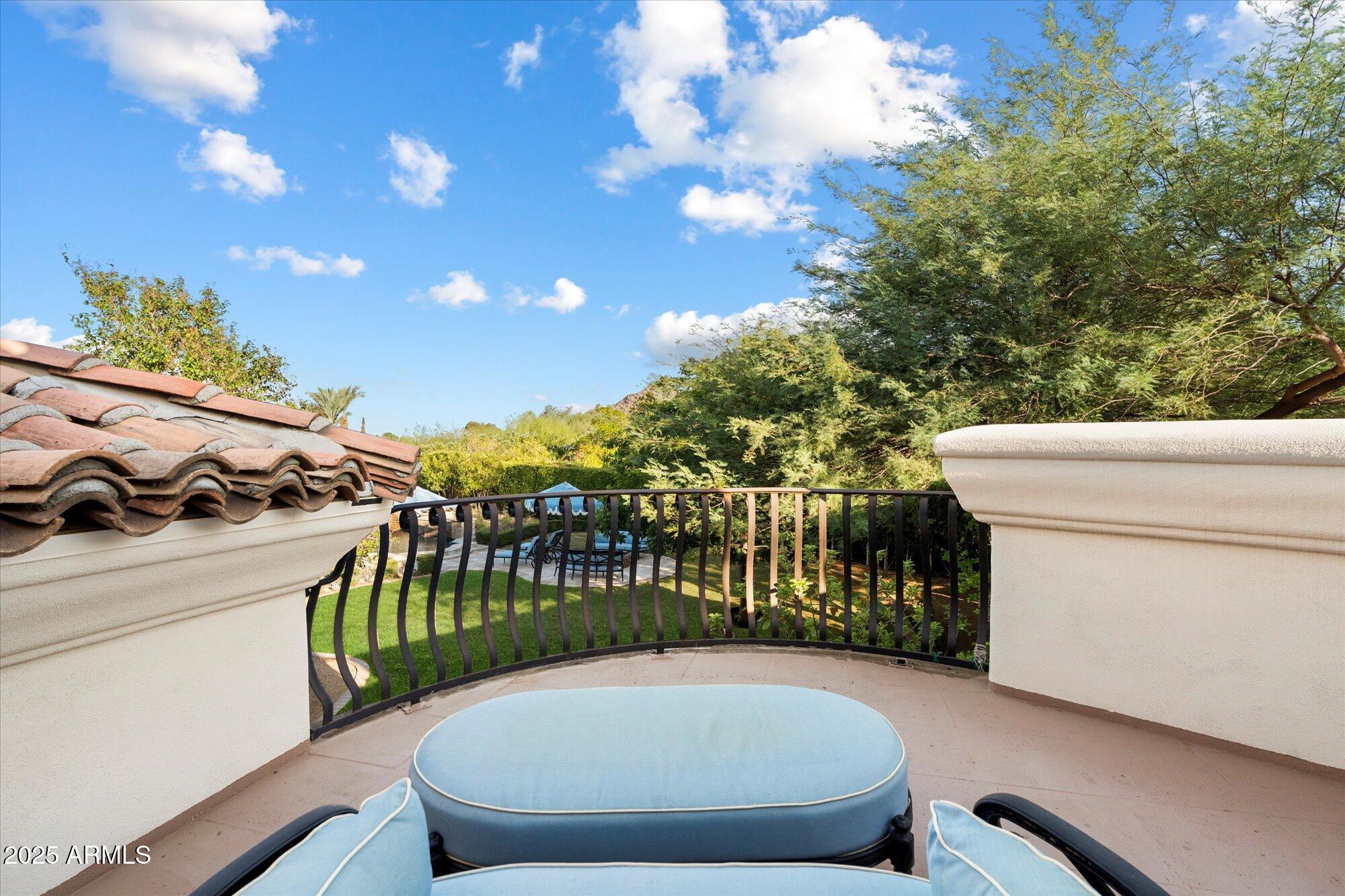 8329 N RIDGEVIEW Drive