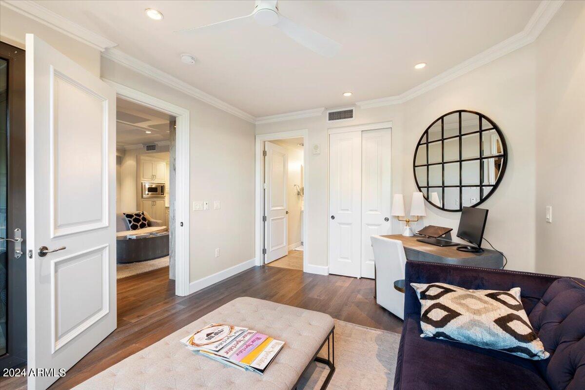 7175 E Camelback Road, 107