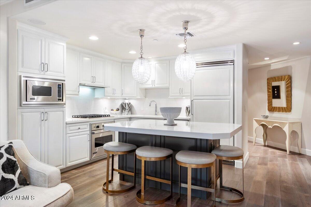 7175 E Camelback Road, 107