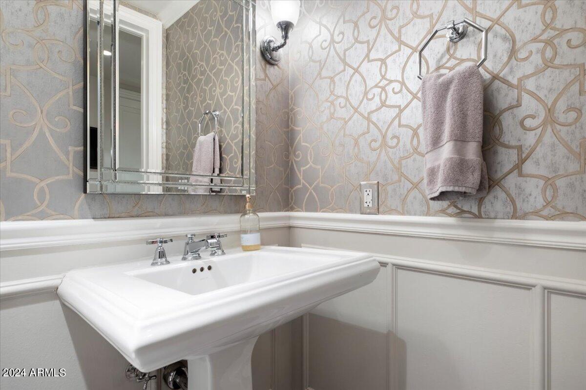 7175 E Camelback Road, 107