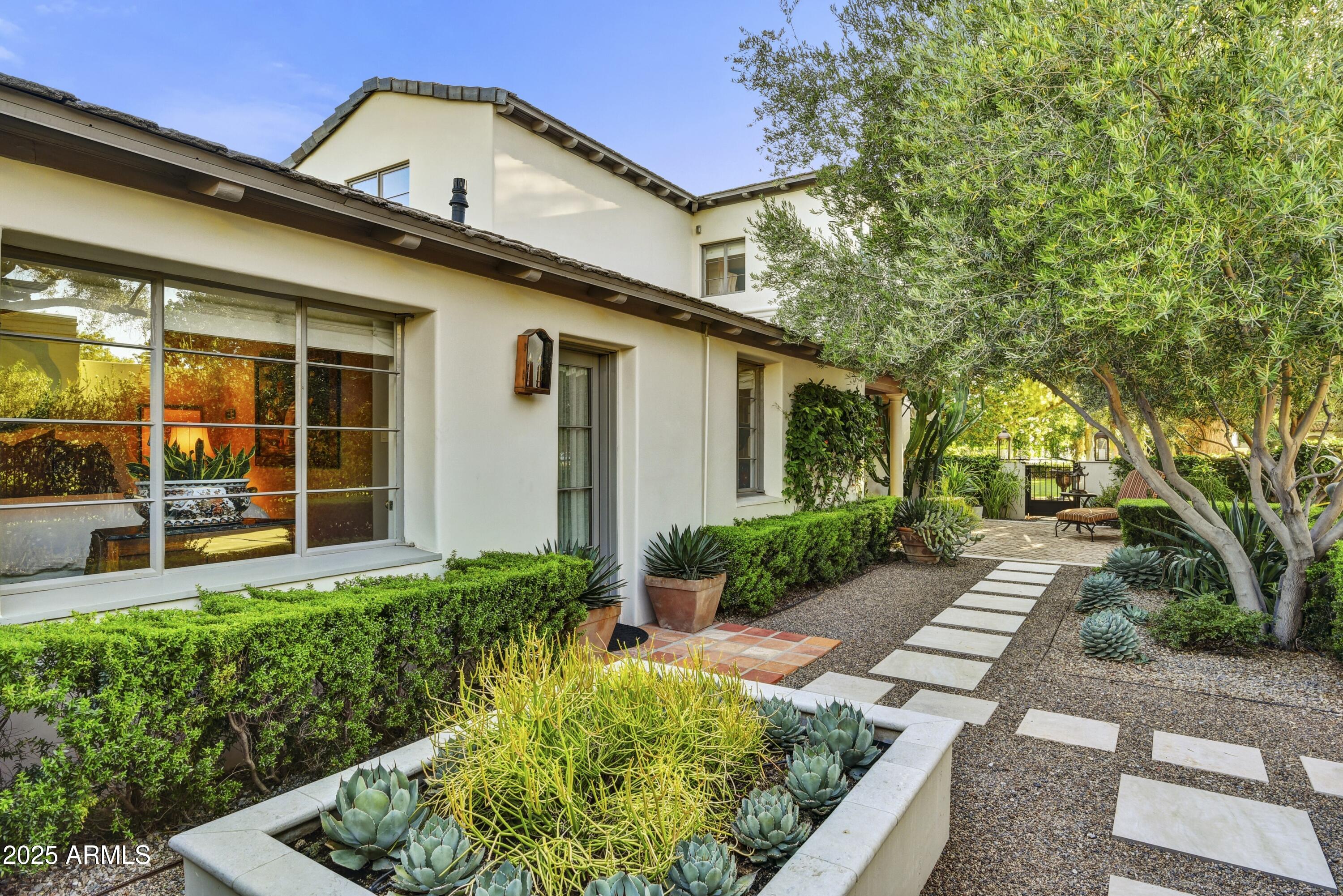 3007 N MANOR Drive W