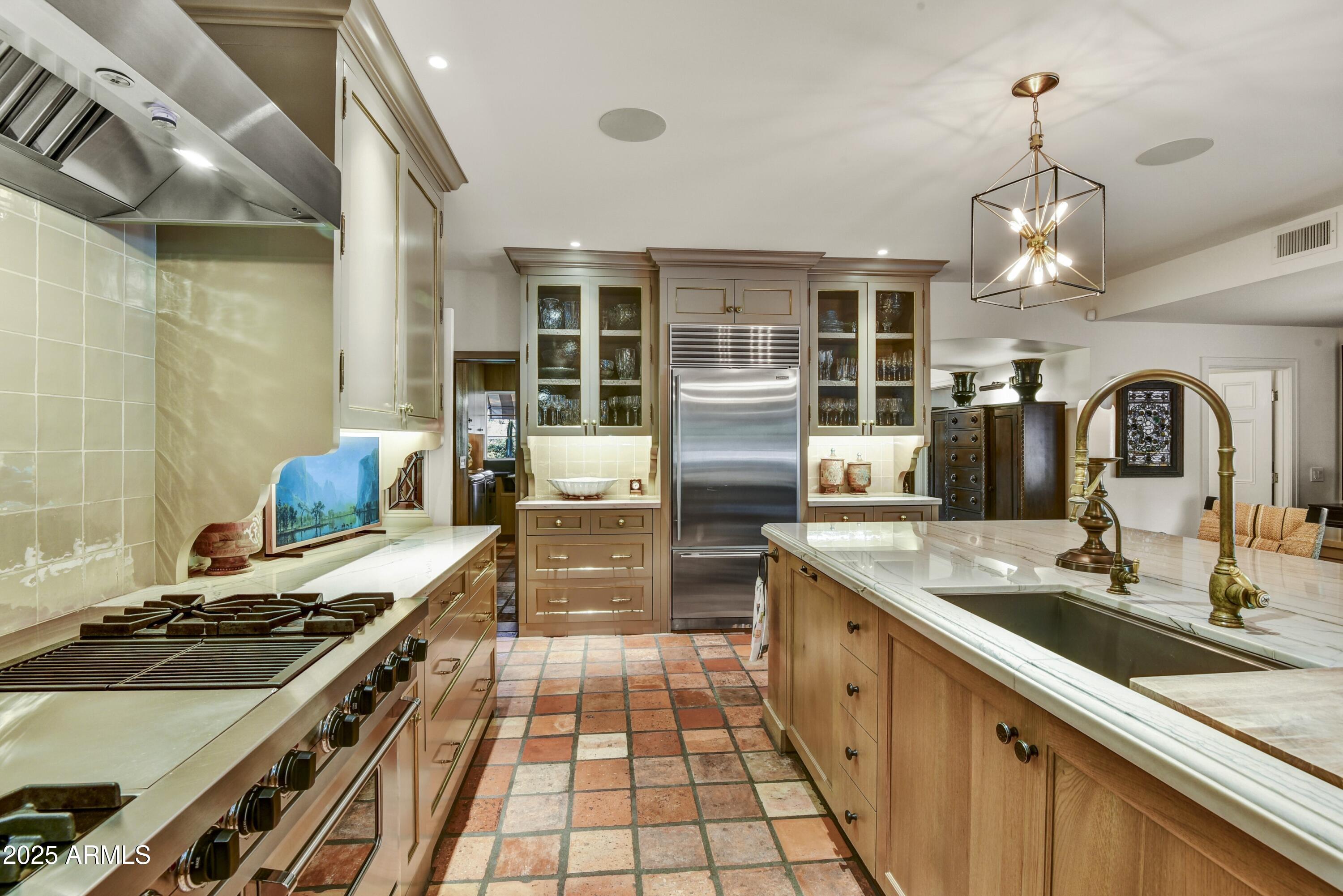 3007 N MANOR Drive W