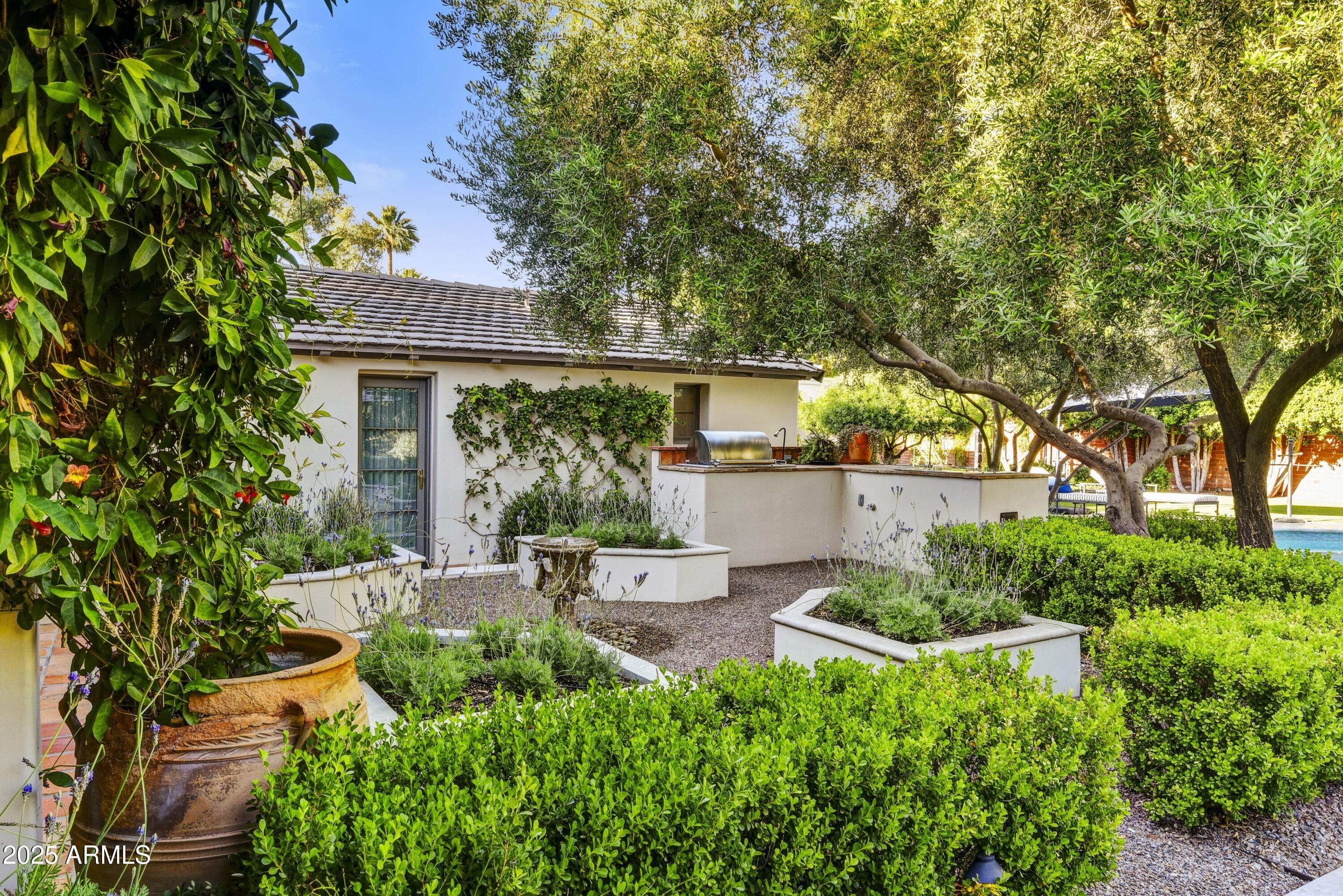 3007 N MANOR Drive W