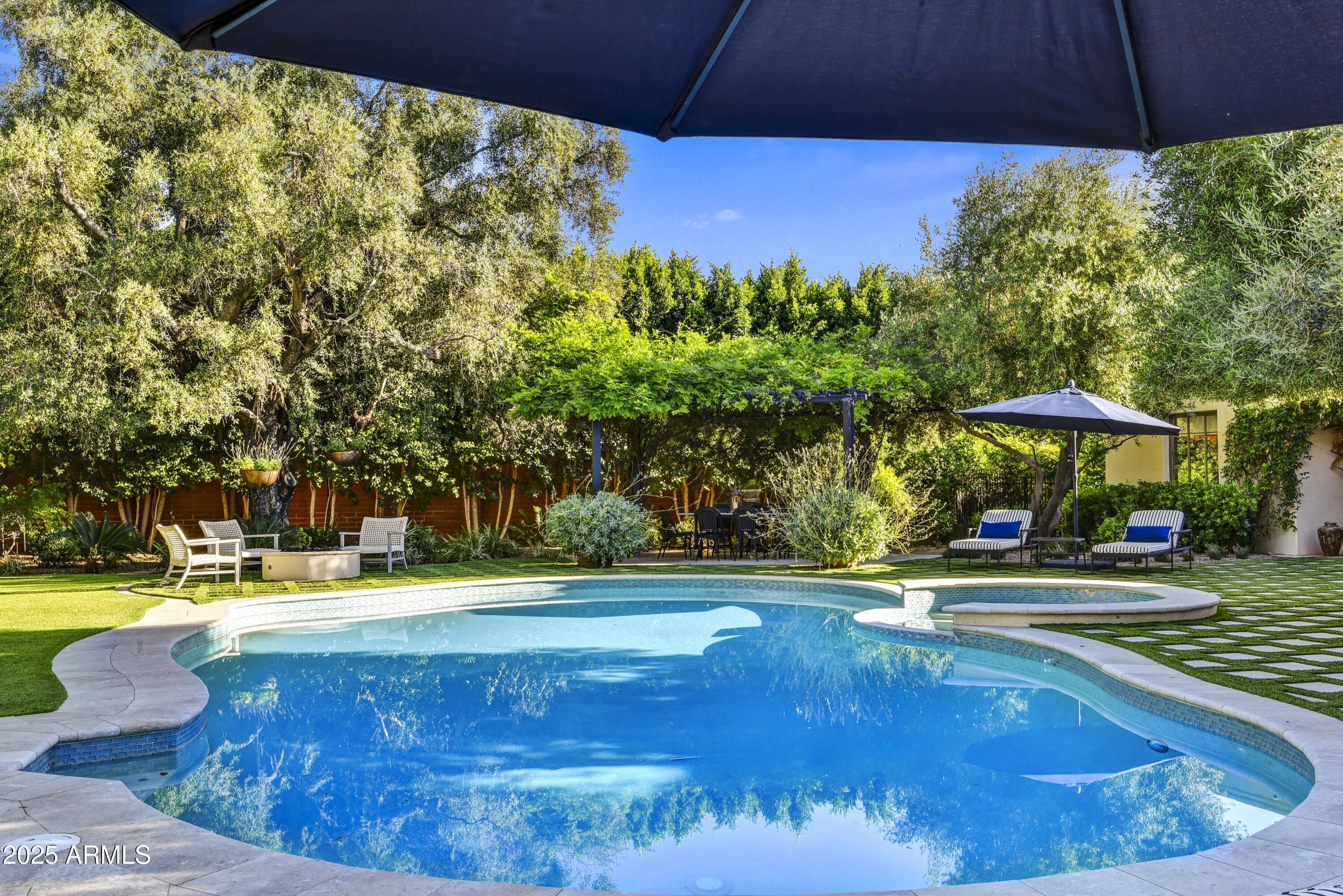 3007 N MANOR Drive W