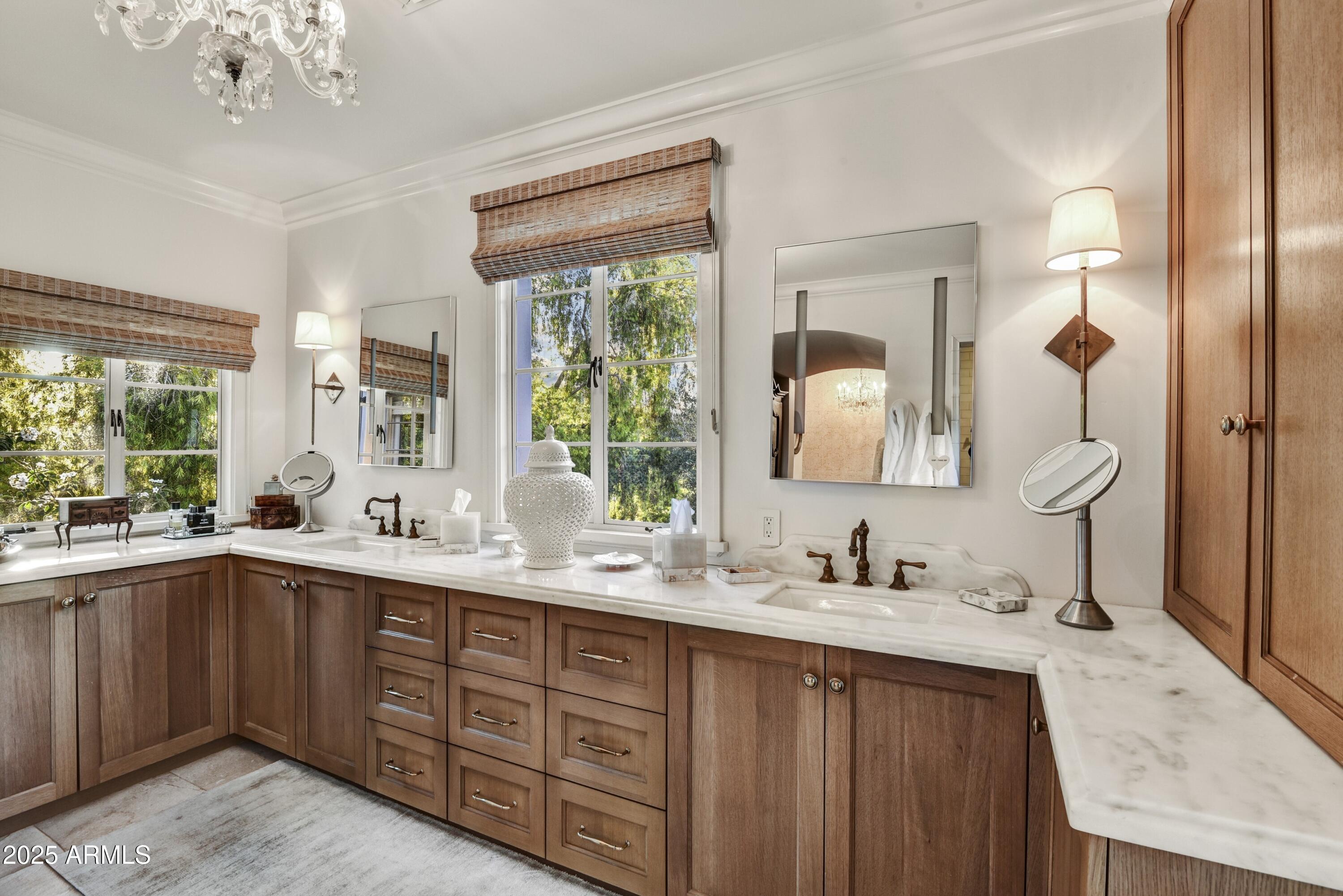 3007 N MANOR Drive W