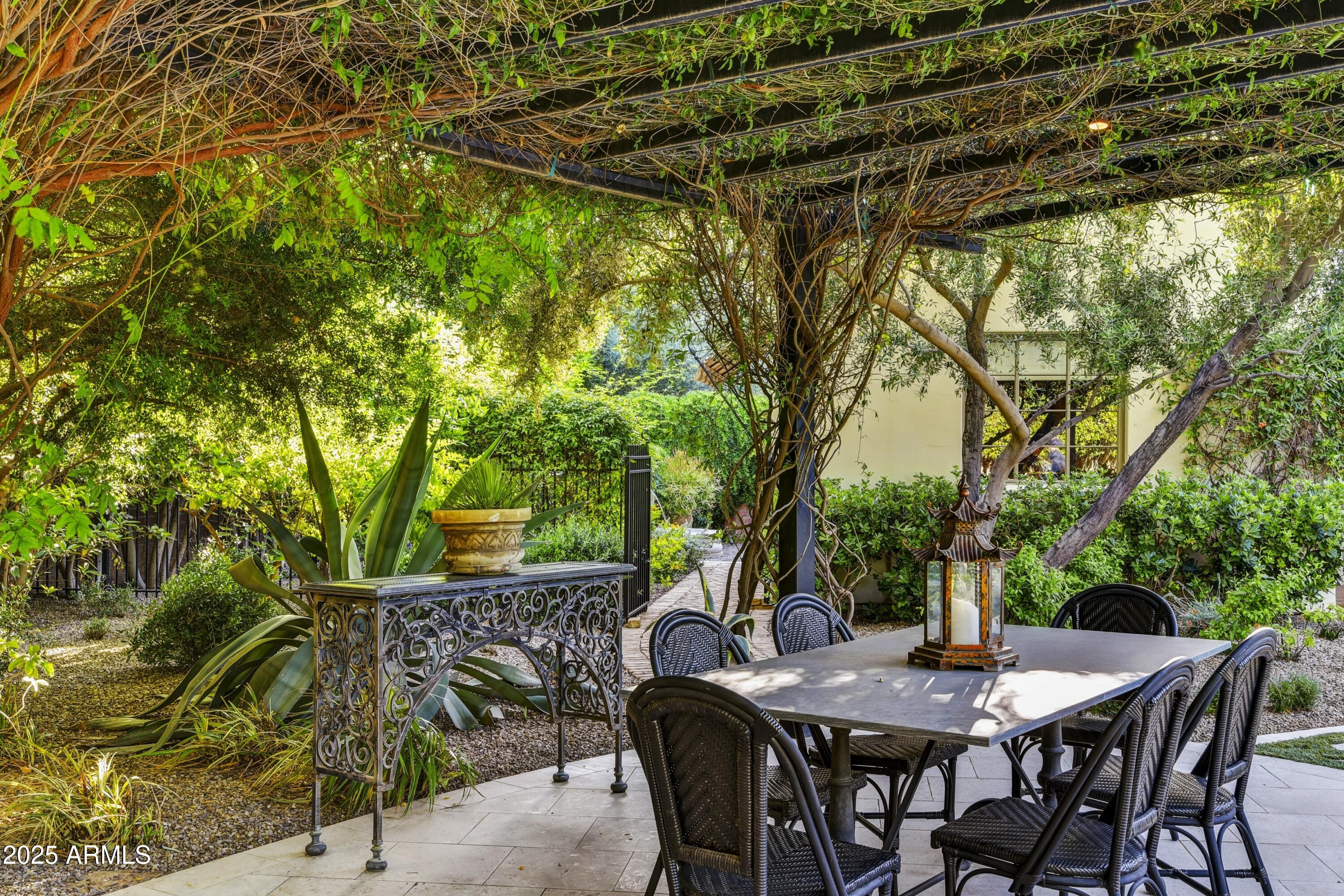 3007 N MANOR Drive W