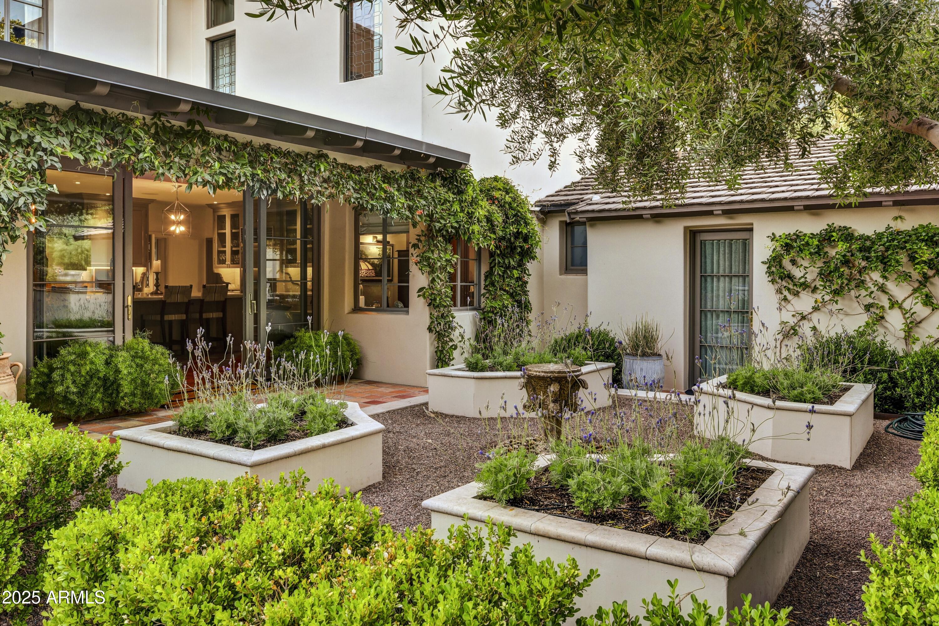 3007 N MANOR Drive W