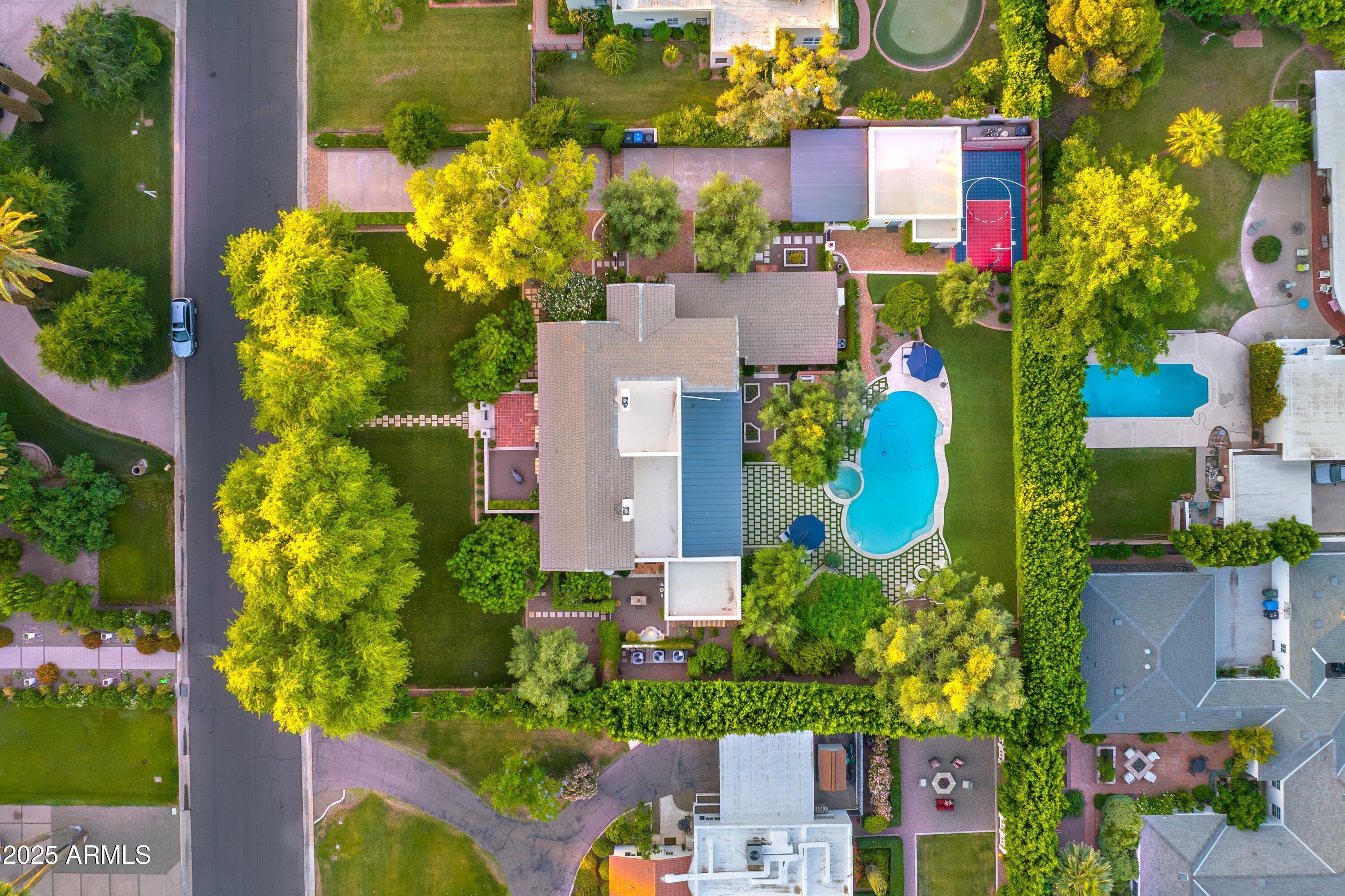 3007 N MANOR Drive W