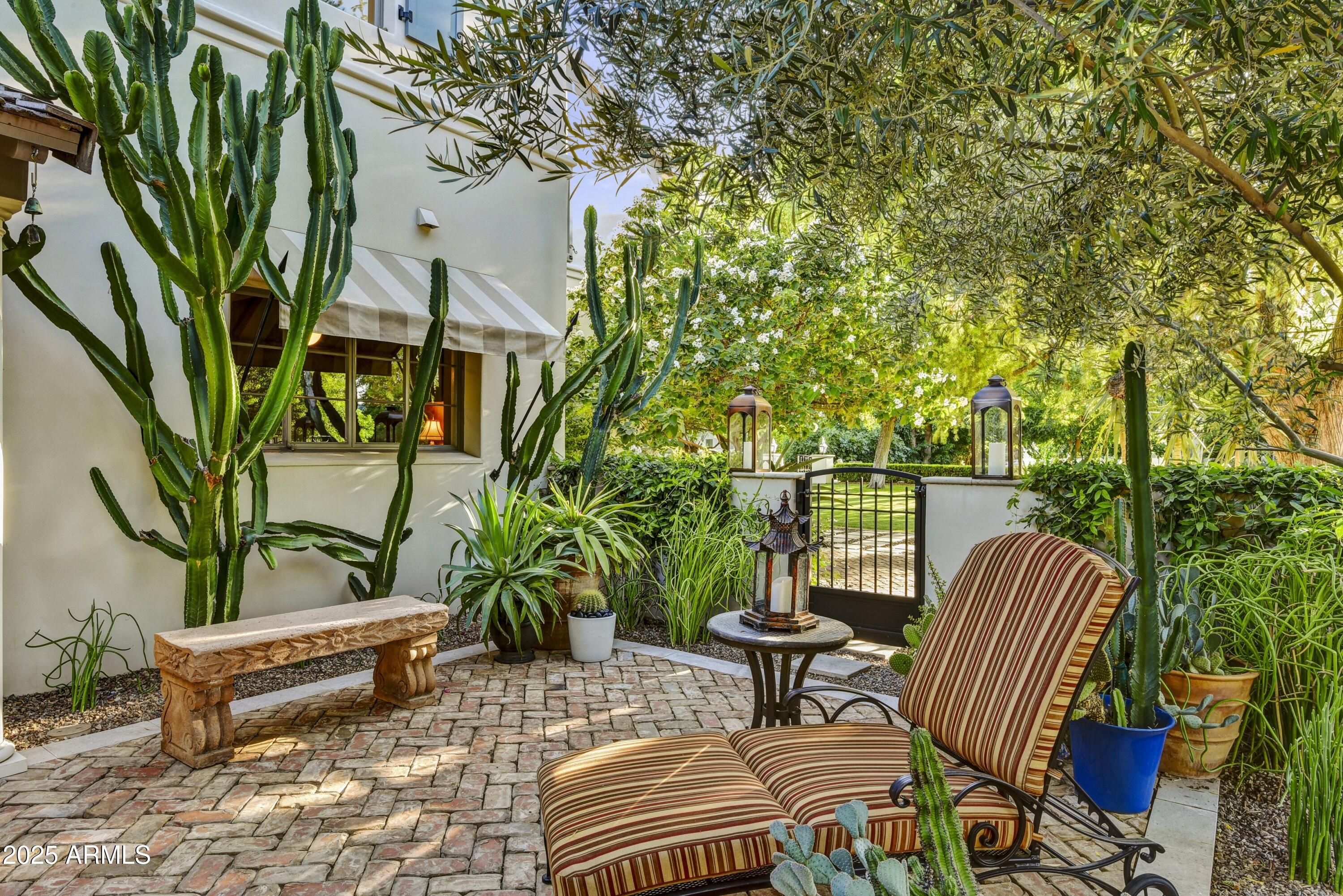 3007 N MANOR Drive W