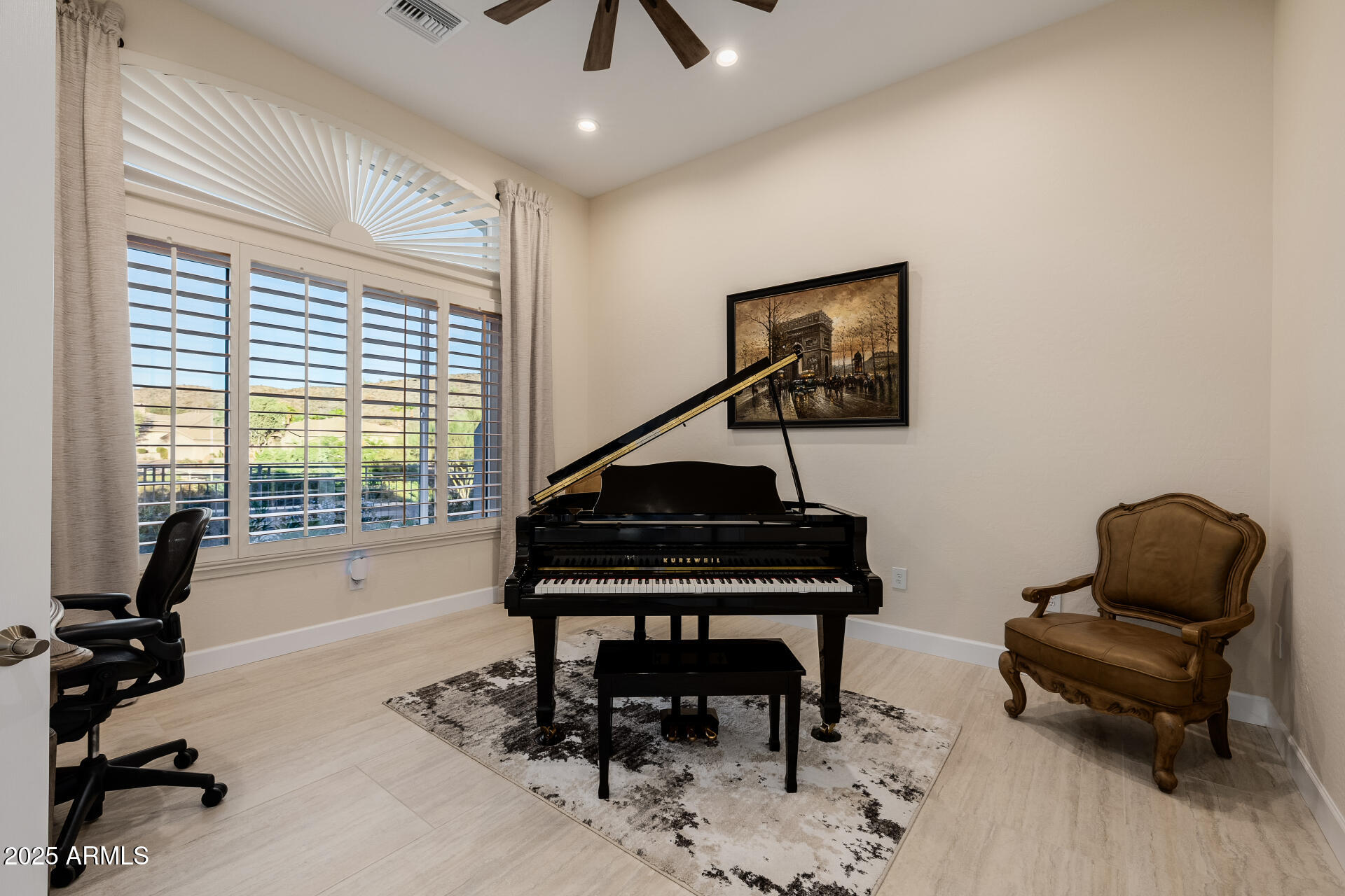 116 E DESERT WIND Drive