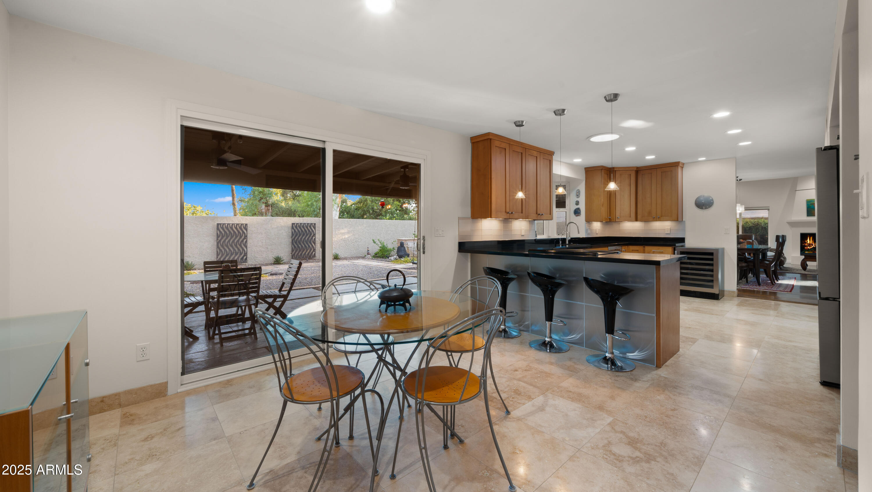 2423 E MARSHALL Avenue