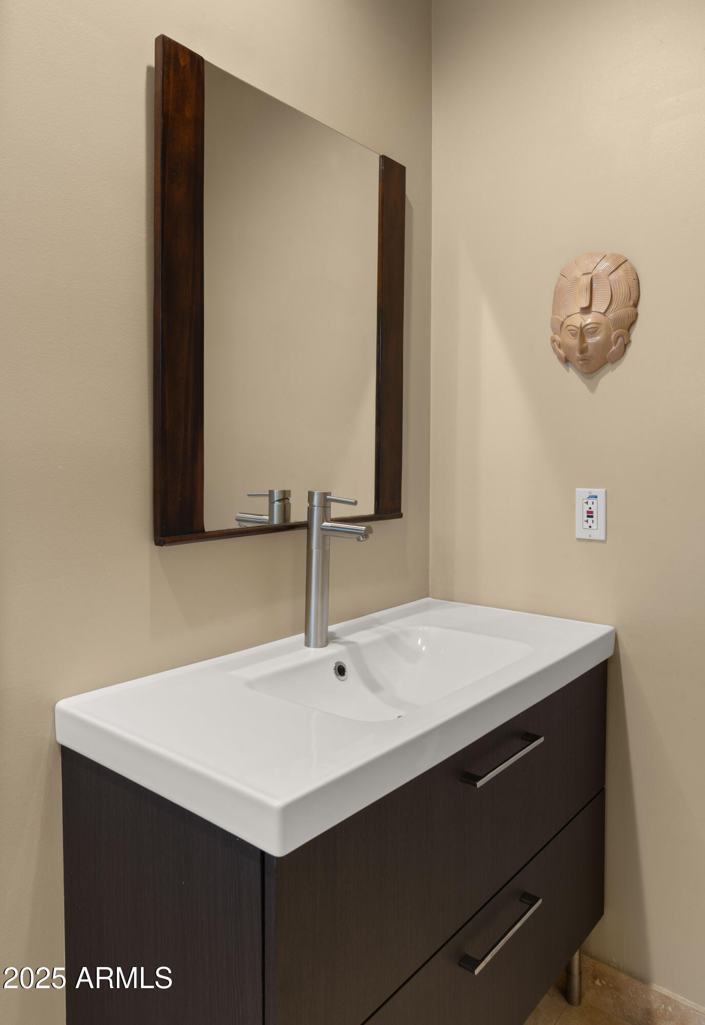 2423 E MARSHALL Avenue