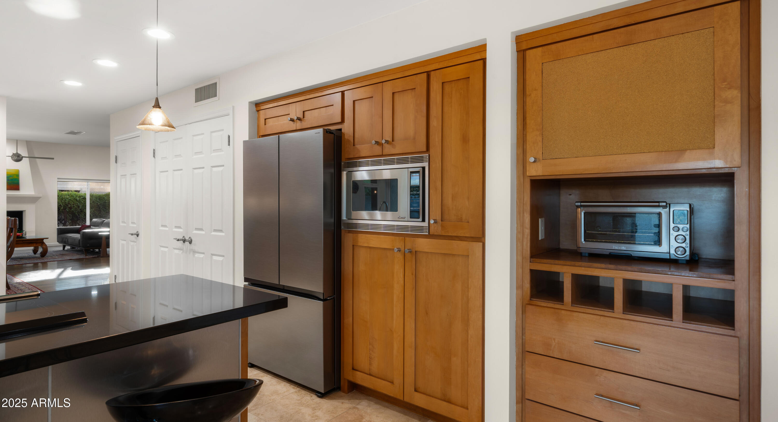 2423 E MARSHALL Avenue