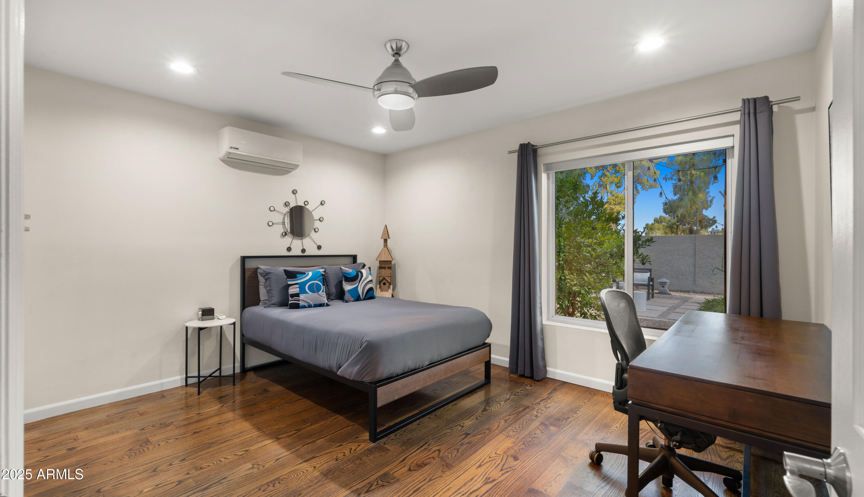 2423 E MARSHALL Avenue