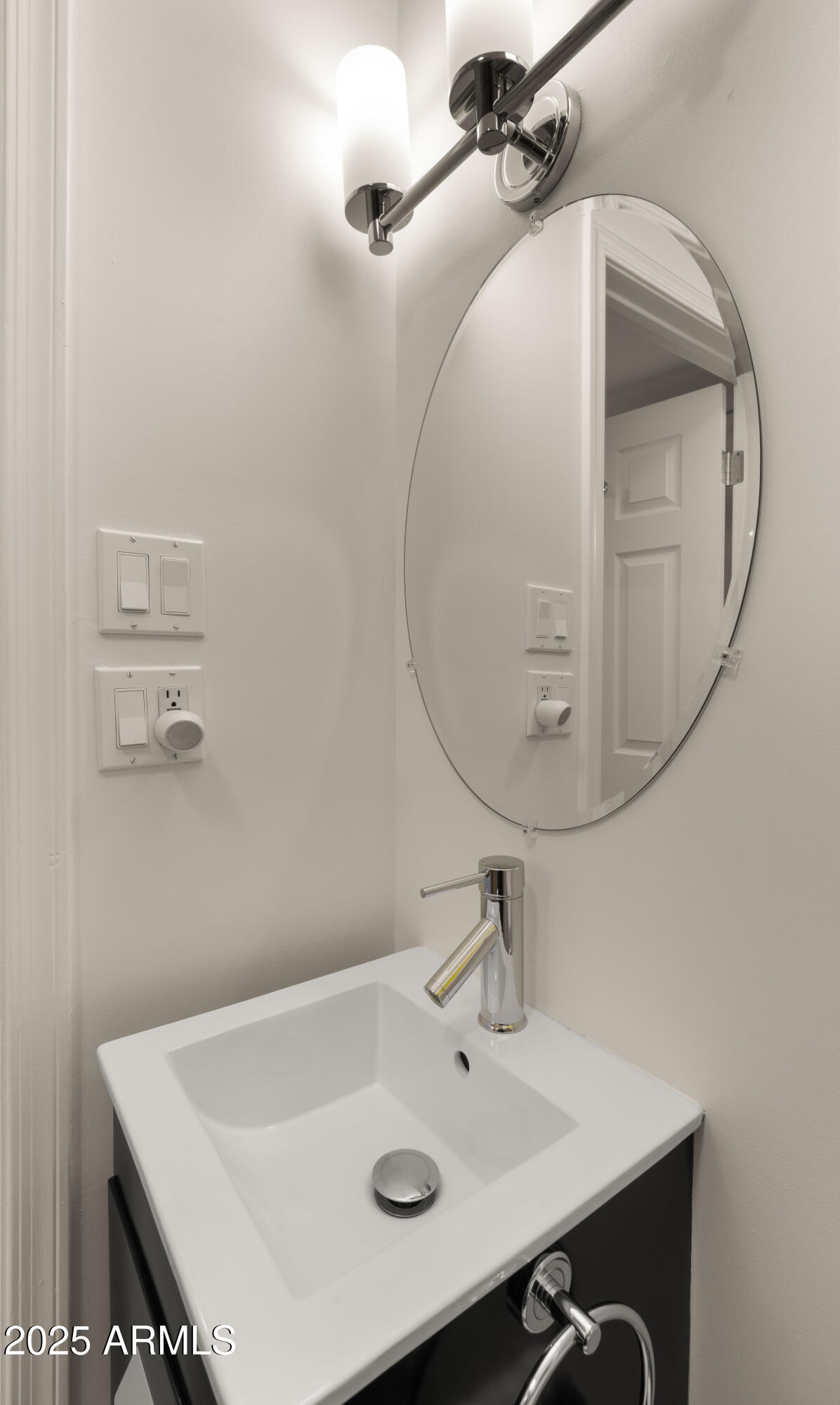 2423 E MARSHALL Avenue