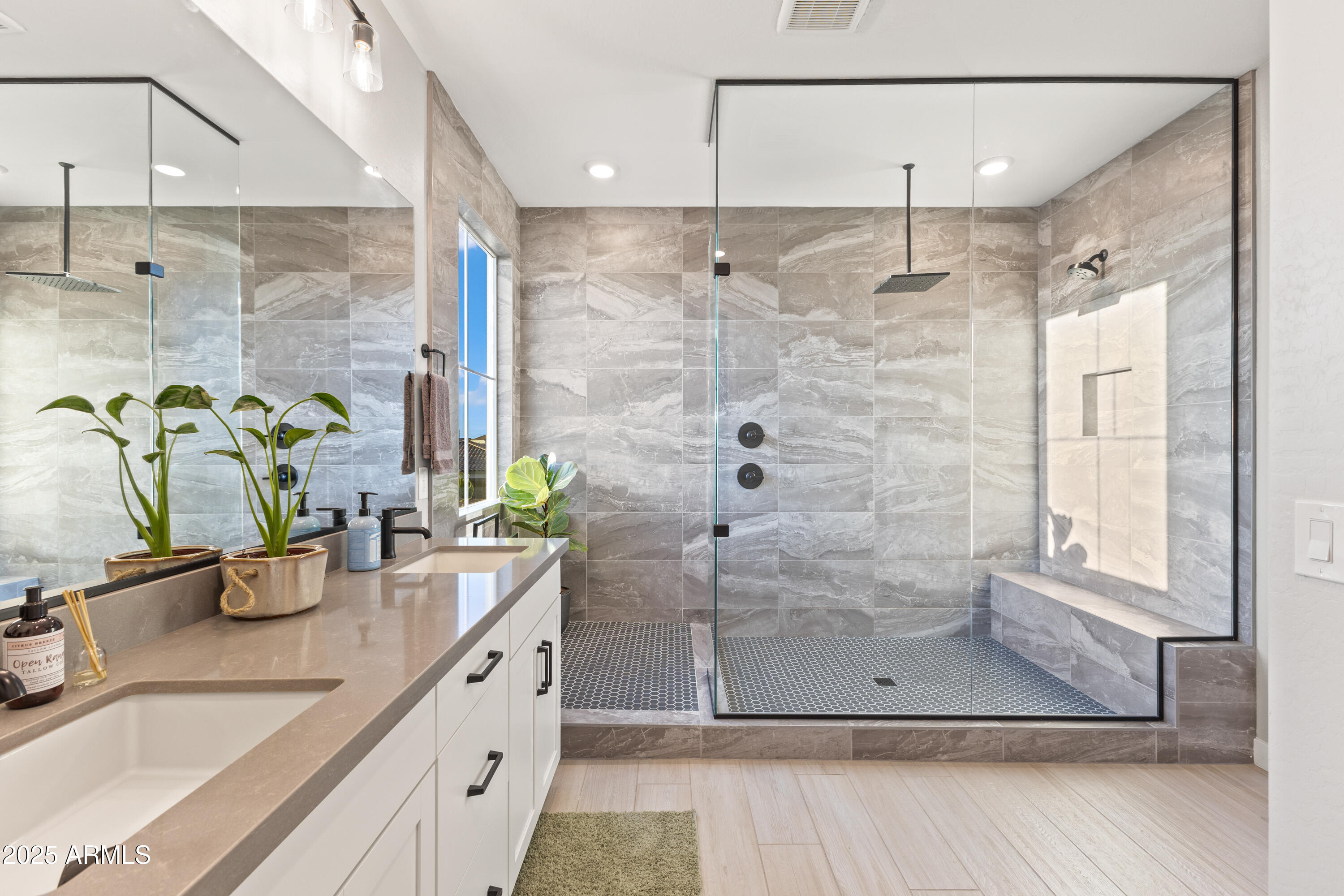 1463 E LODGEPOLE Drive