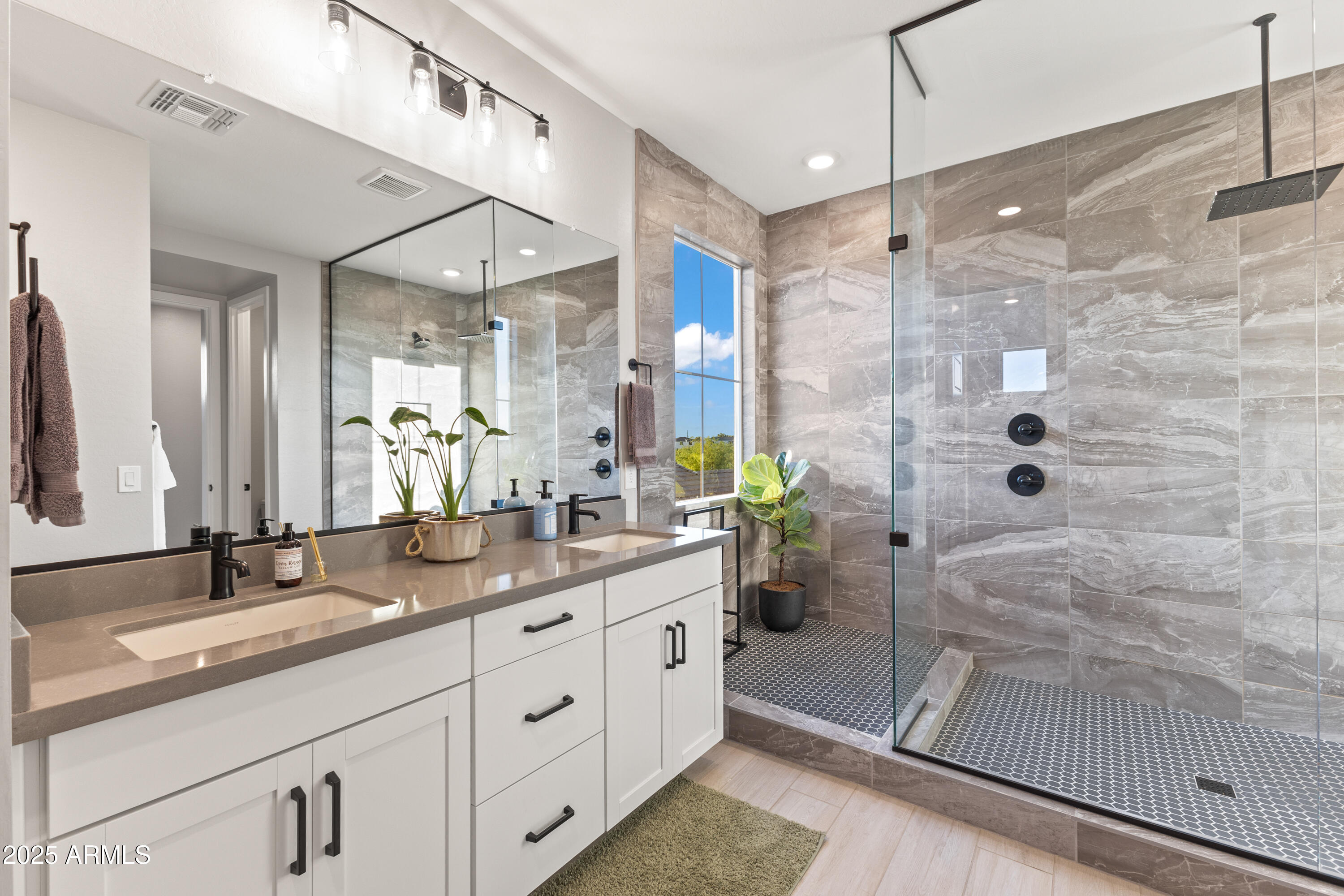 1463 E LODGEPOLE Drive