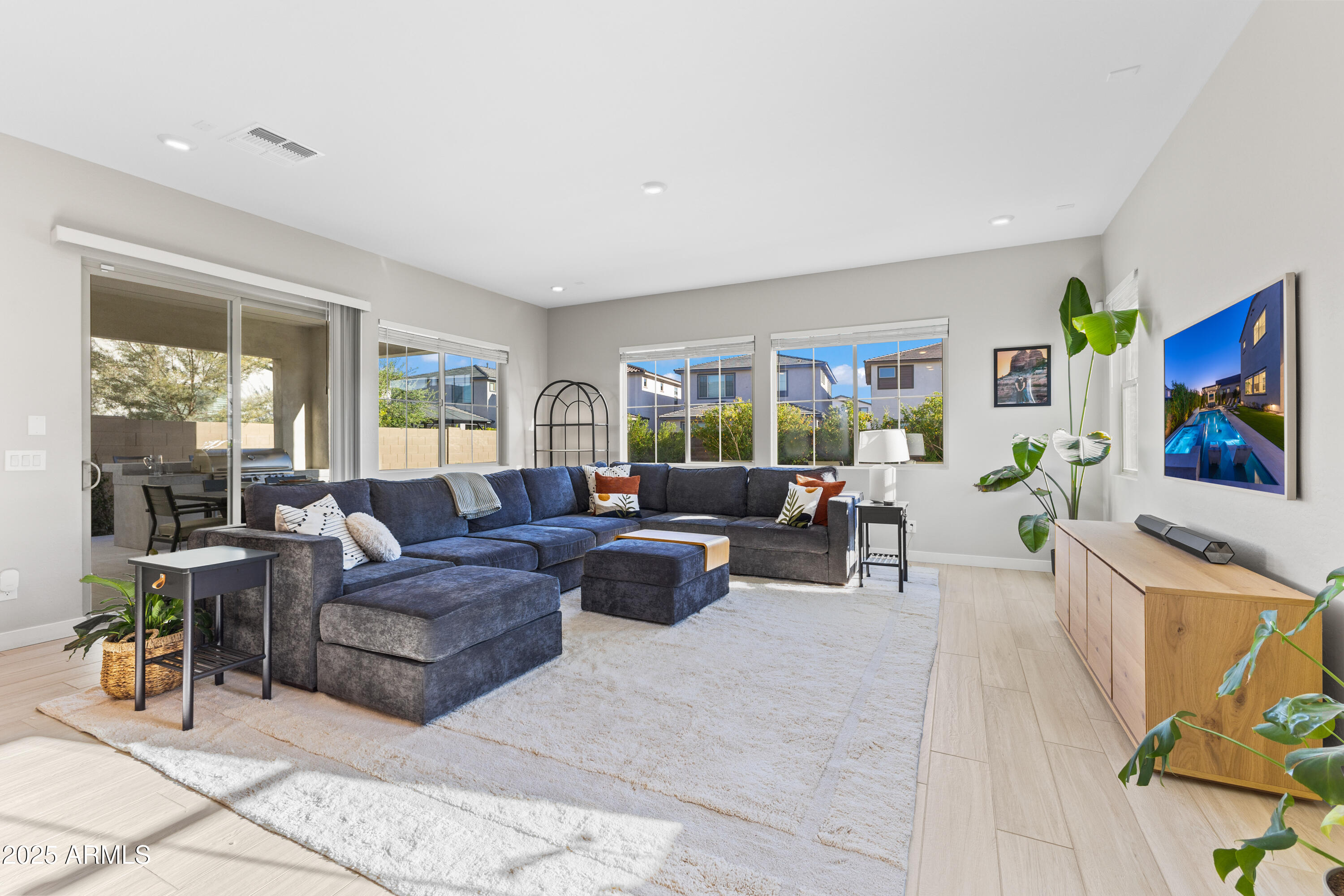 1463 E LODGEPOLE Drive