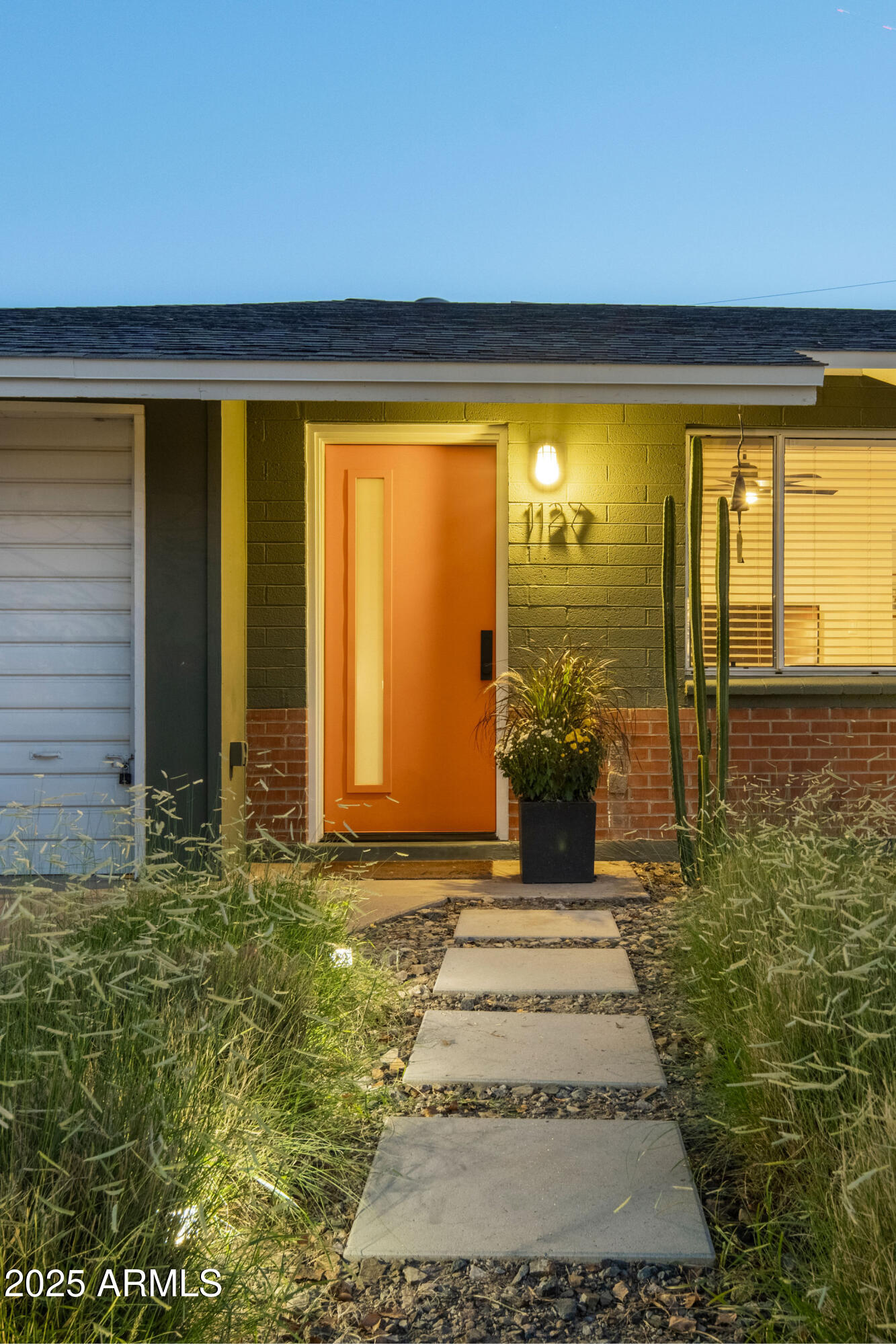 1127 E DIANA Avenue