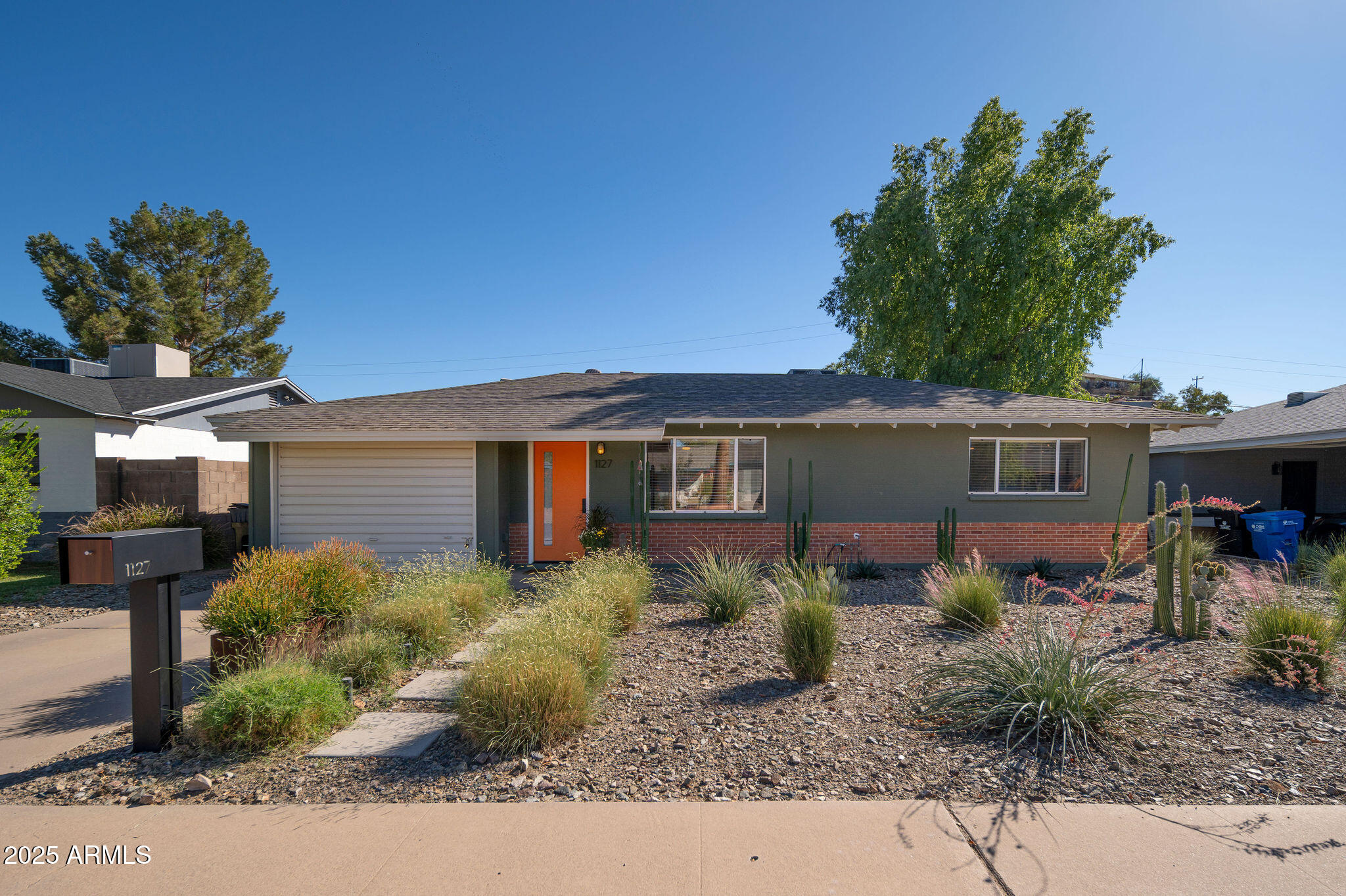 1127 E DIANA Avenue