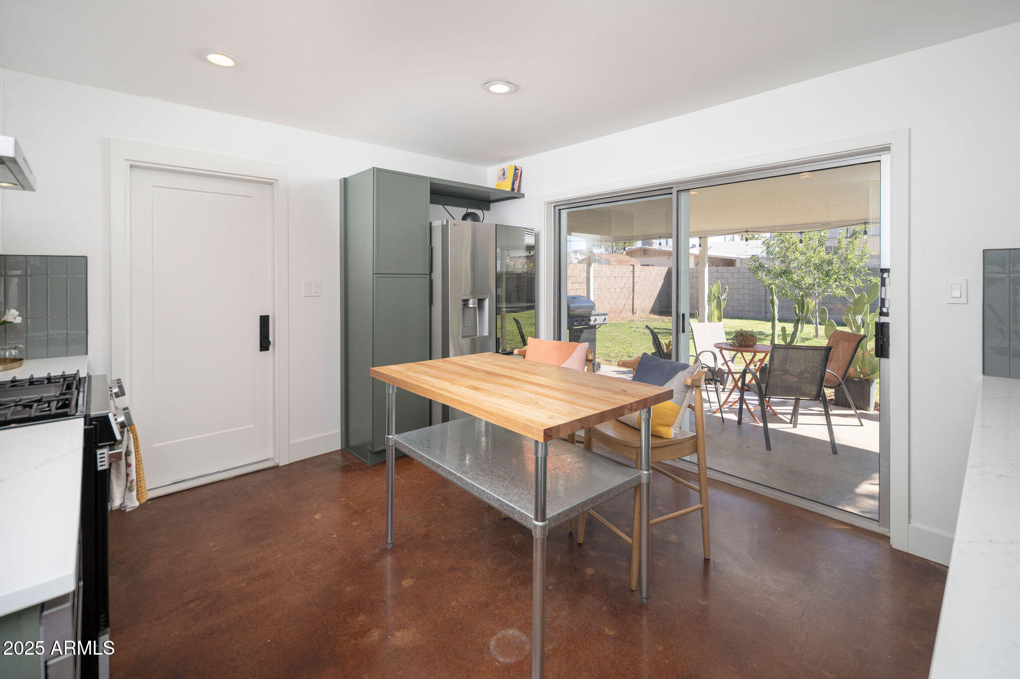 1127 E DIANA Avenue