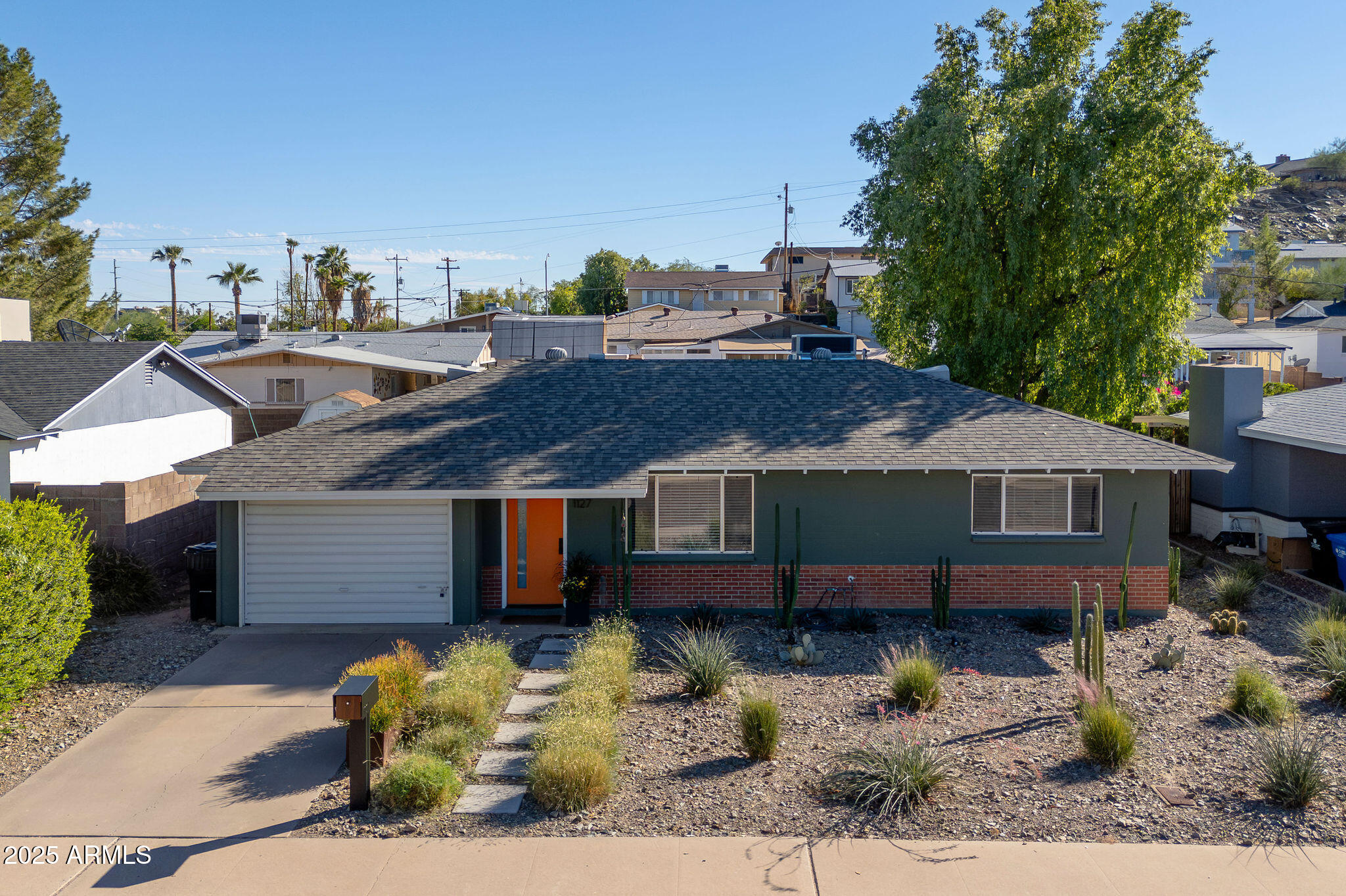 1127 E DIANA Avenue