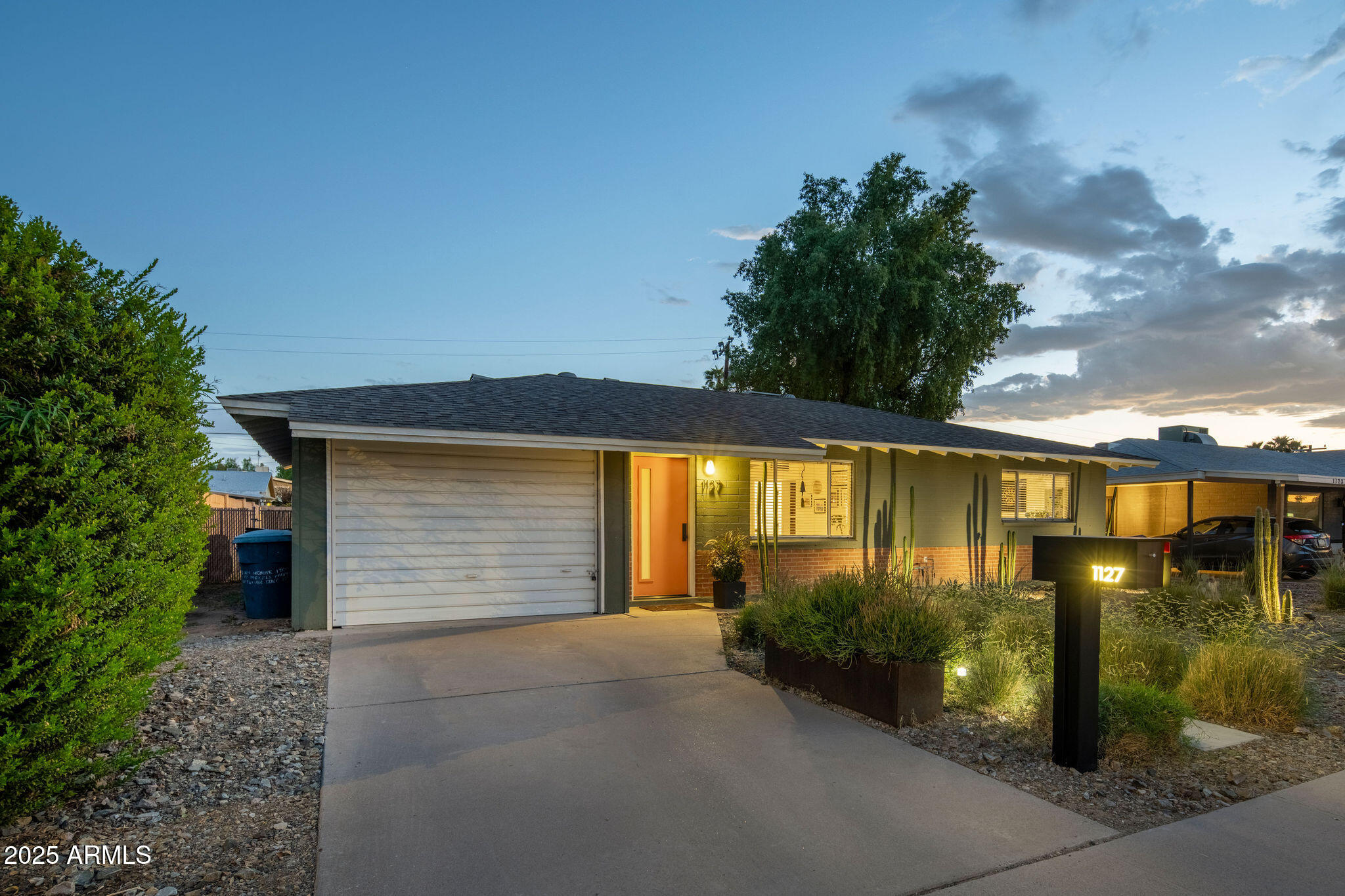 1127 E DIANA Avenue