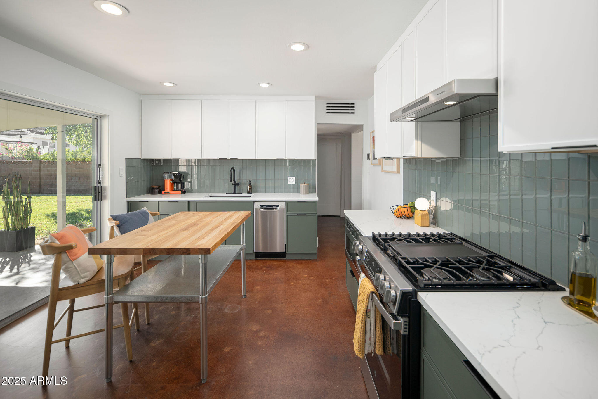 1127 E DIANA Avenue