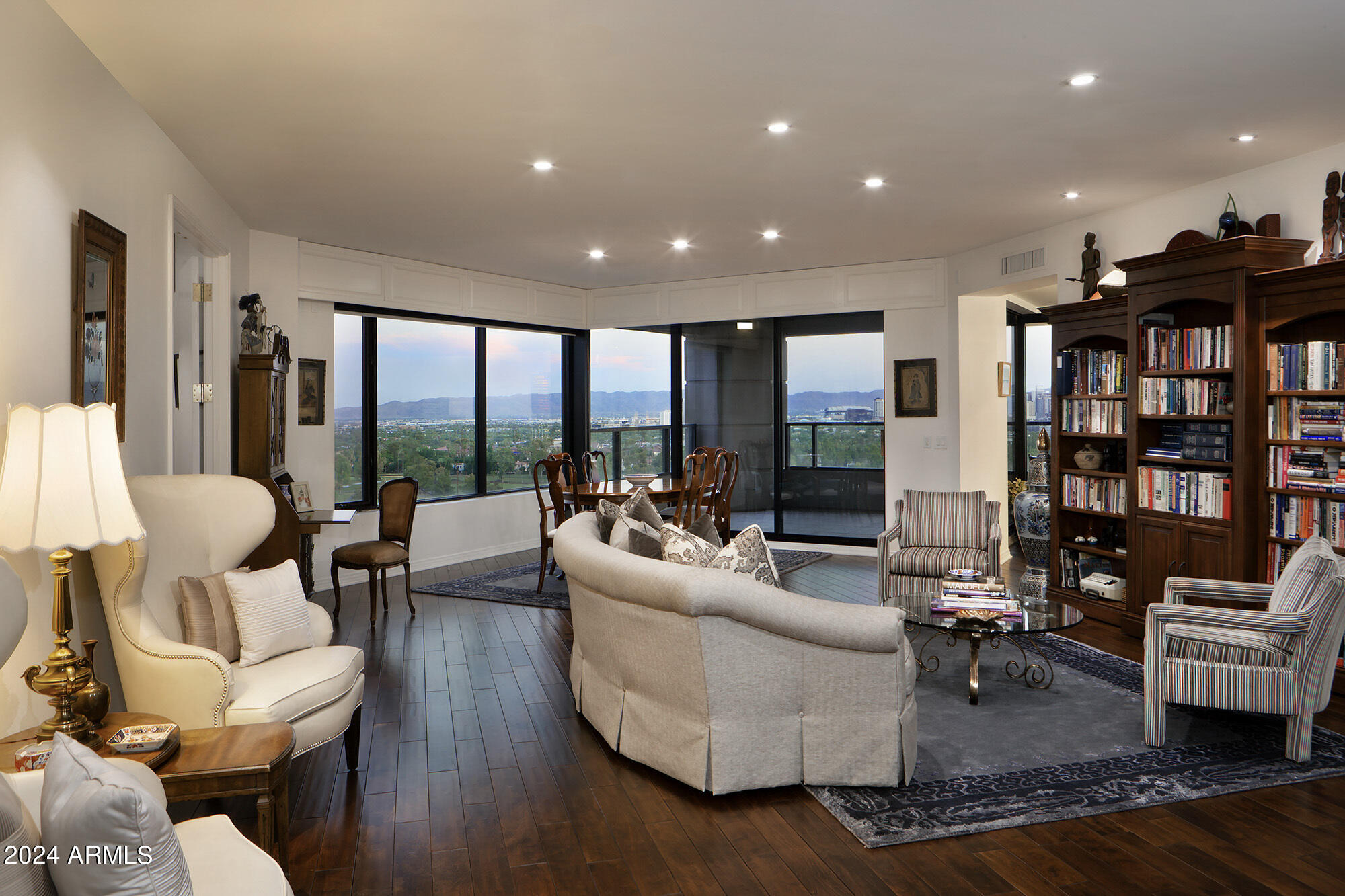 1040 E OSBORN Road, 1201