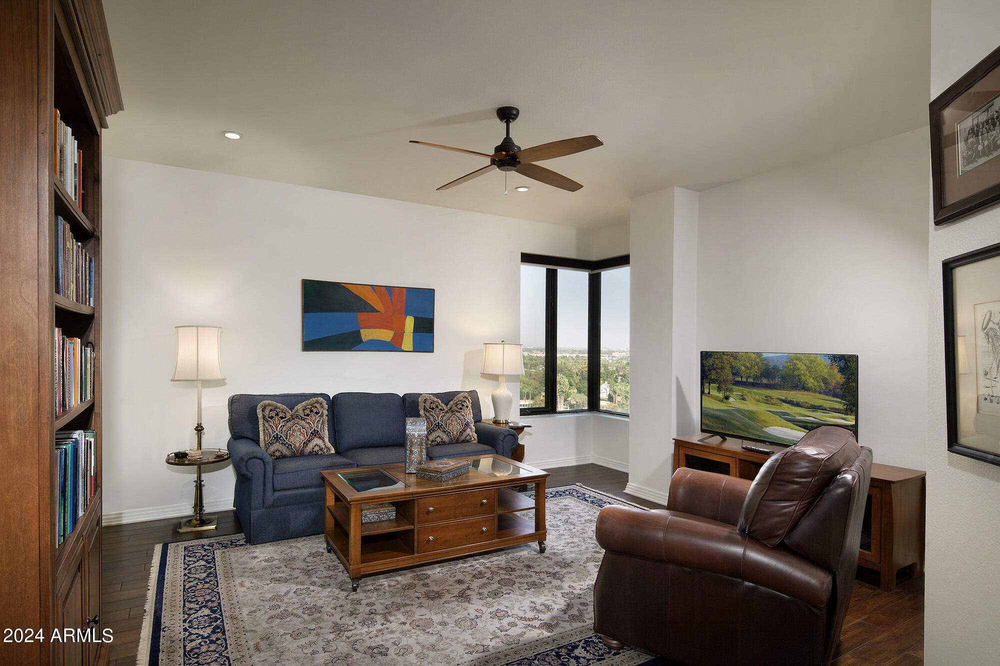 1040 E OSBORN Road, 1201