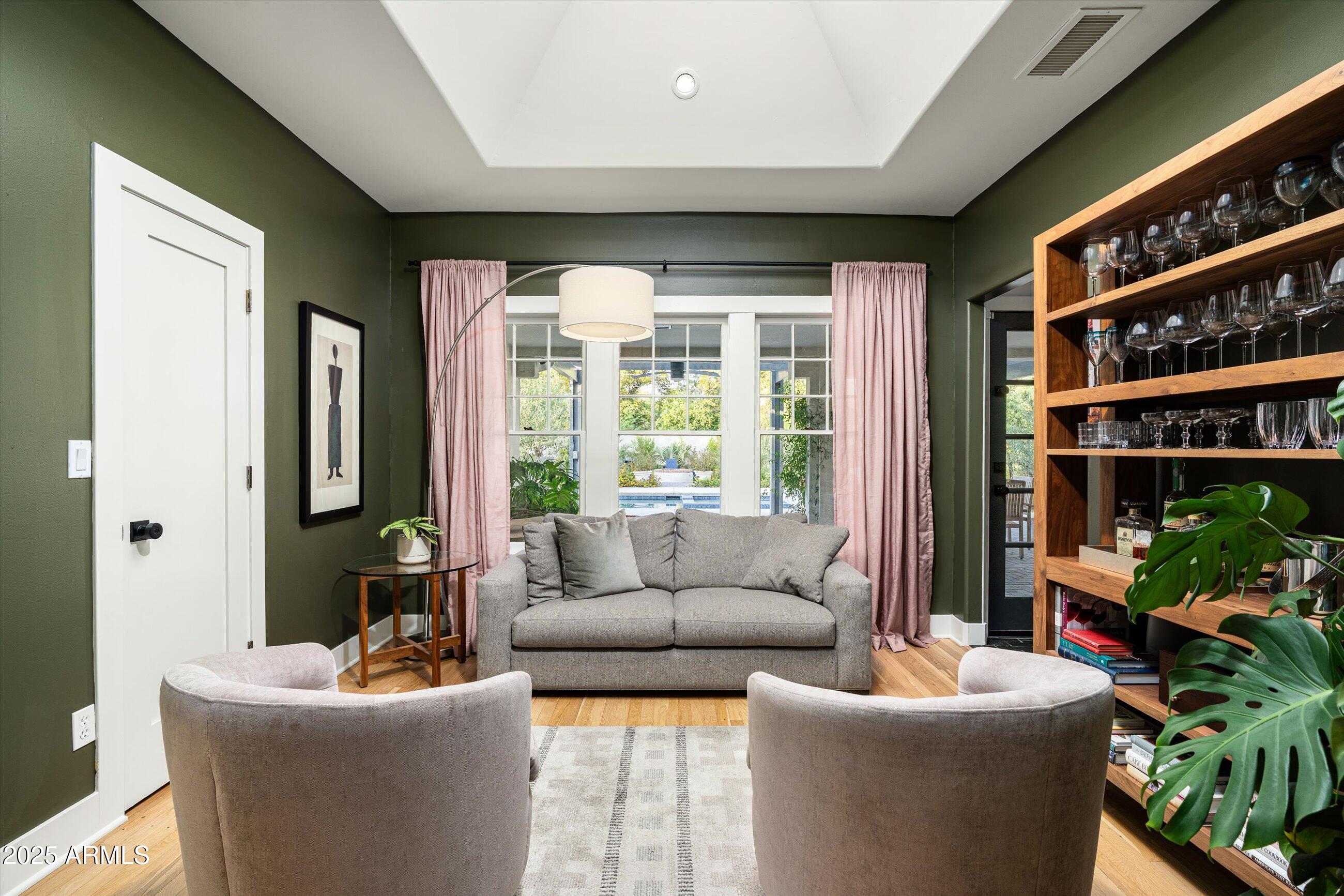 30 W PASADENA Avenue