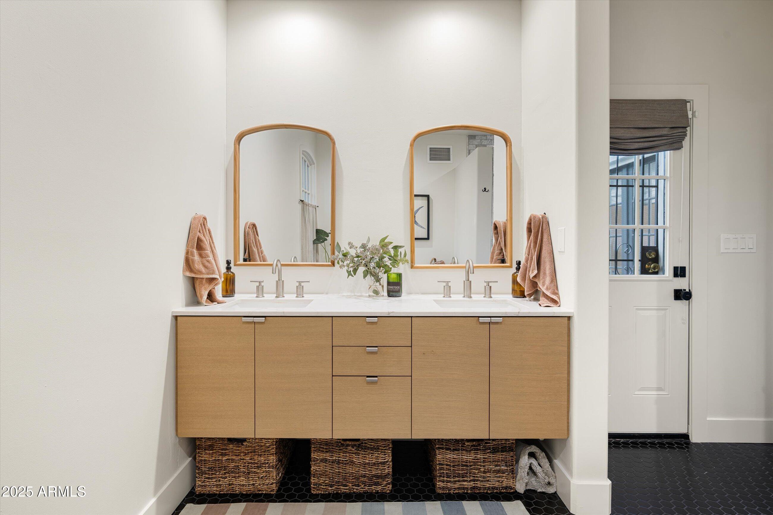 30 W PASADENA Avenue