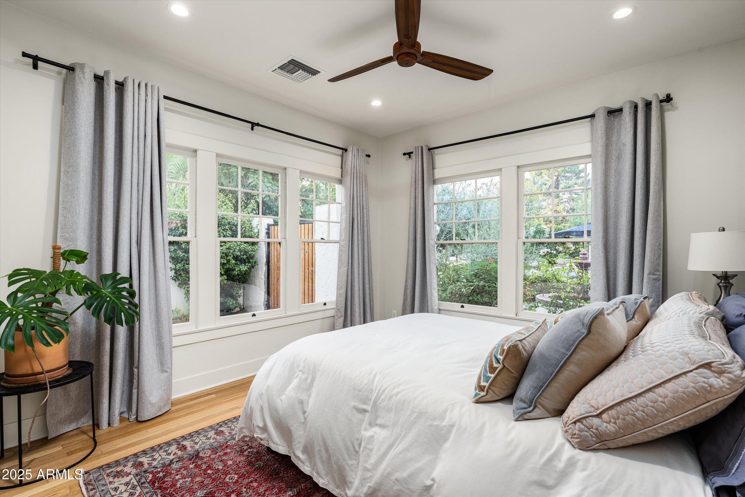 30 W PASADENA Avenue