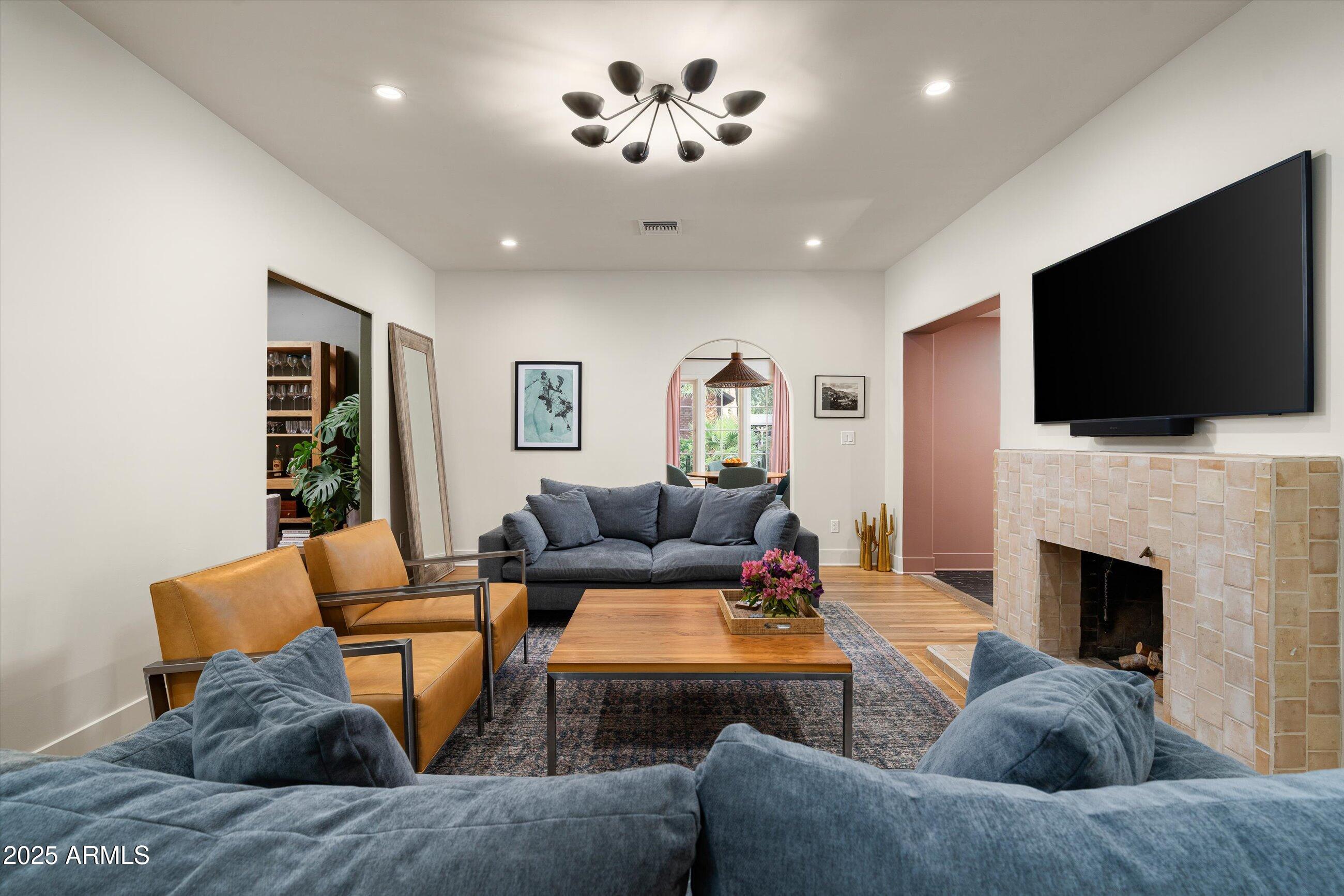 30 W PASADENA Avenue