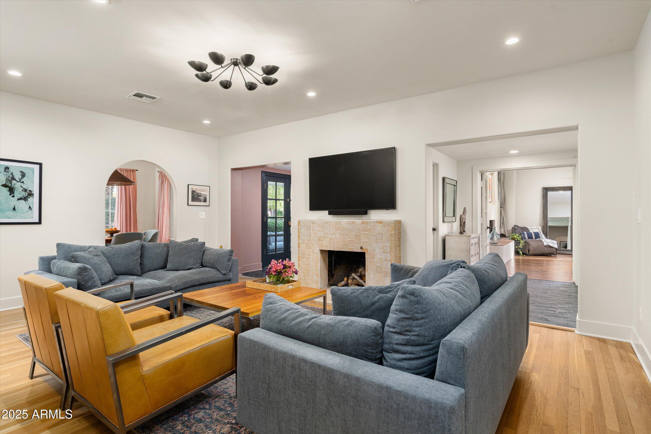 30 W PASADENA Avenue