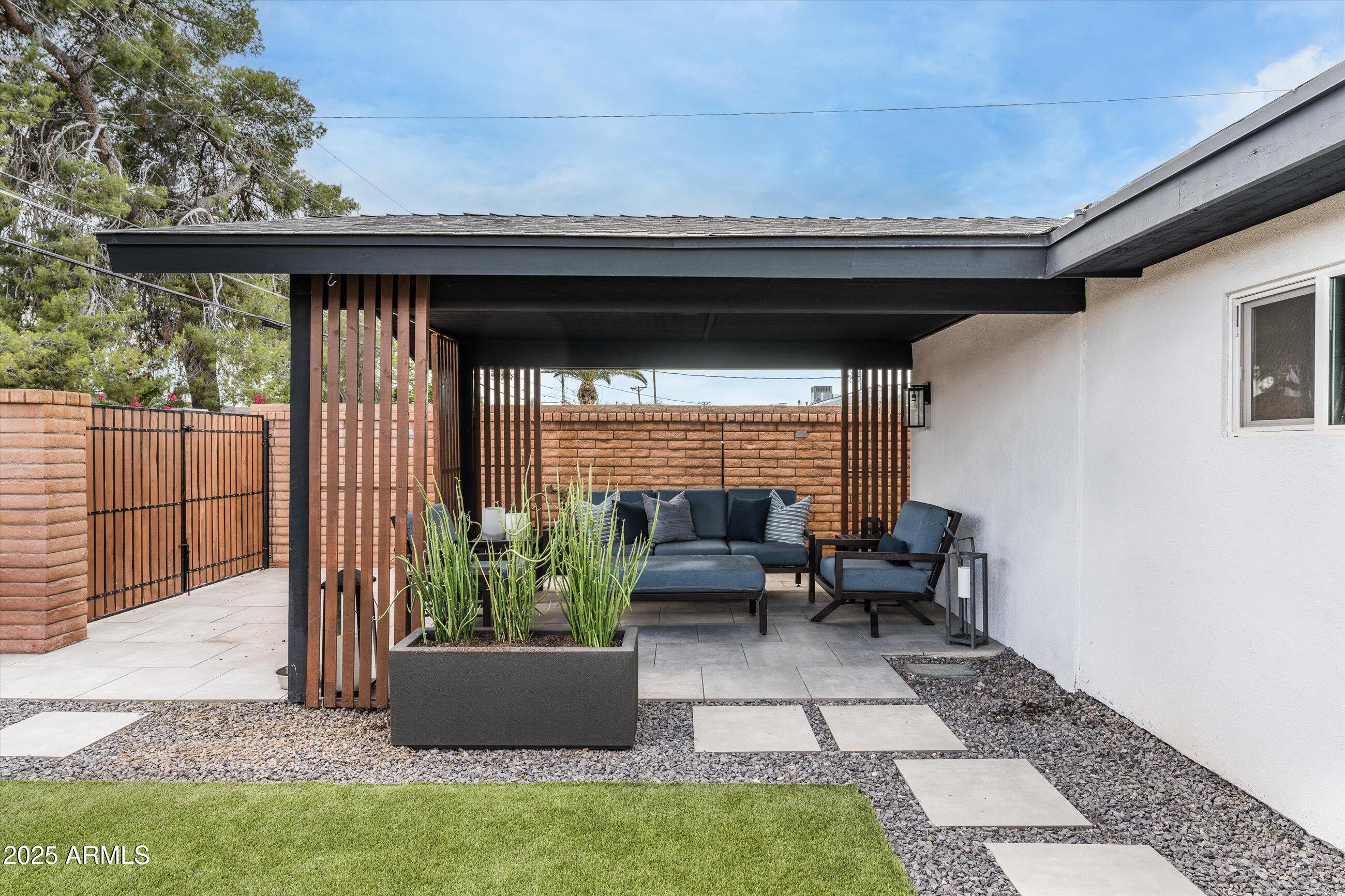 8341 E HUBBELL Street