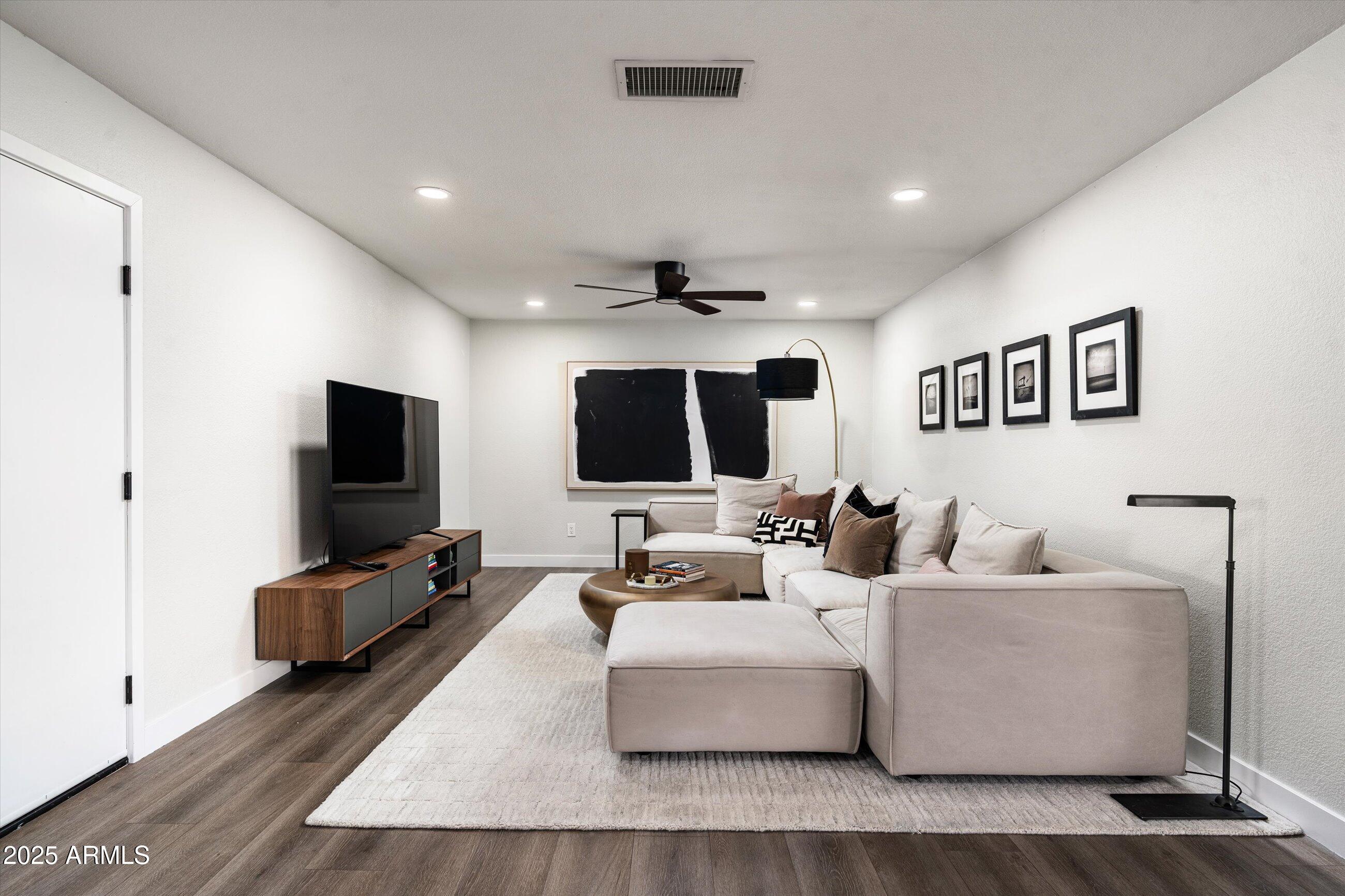 8341 E HUBBELL Street