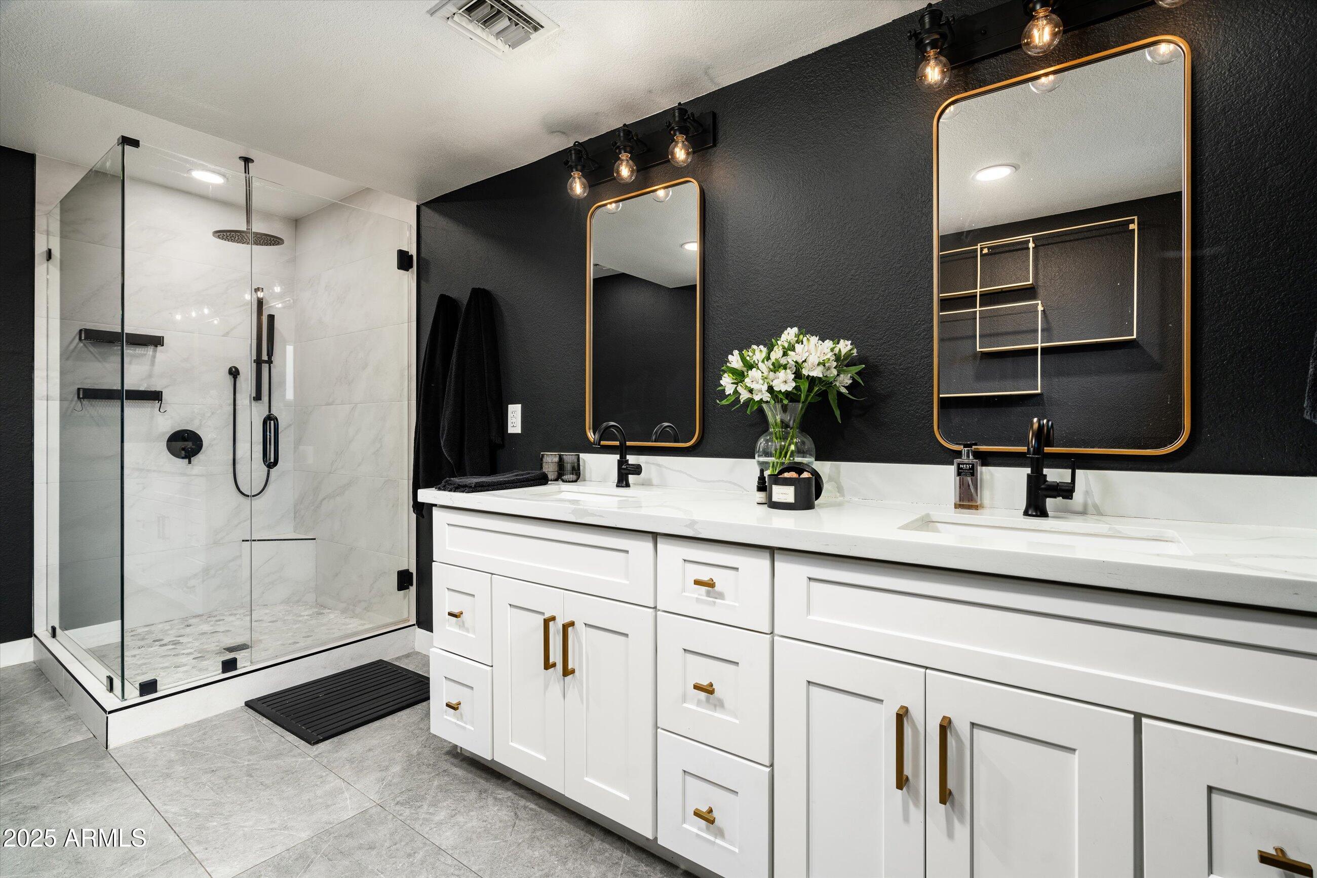 8341 E HUBBELL Street