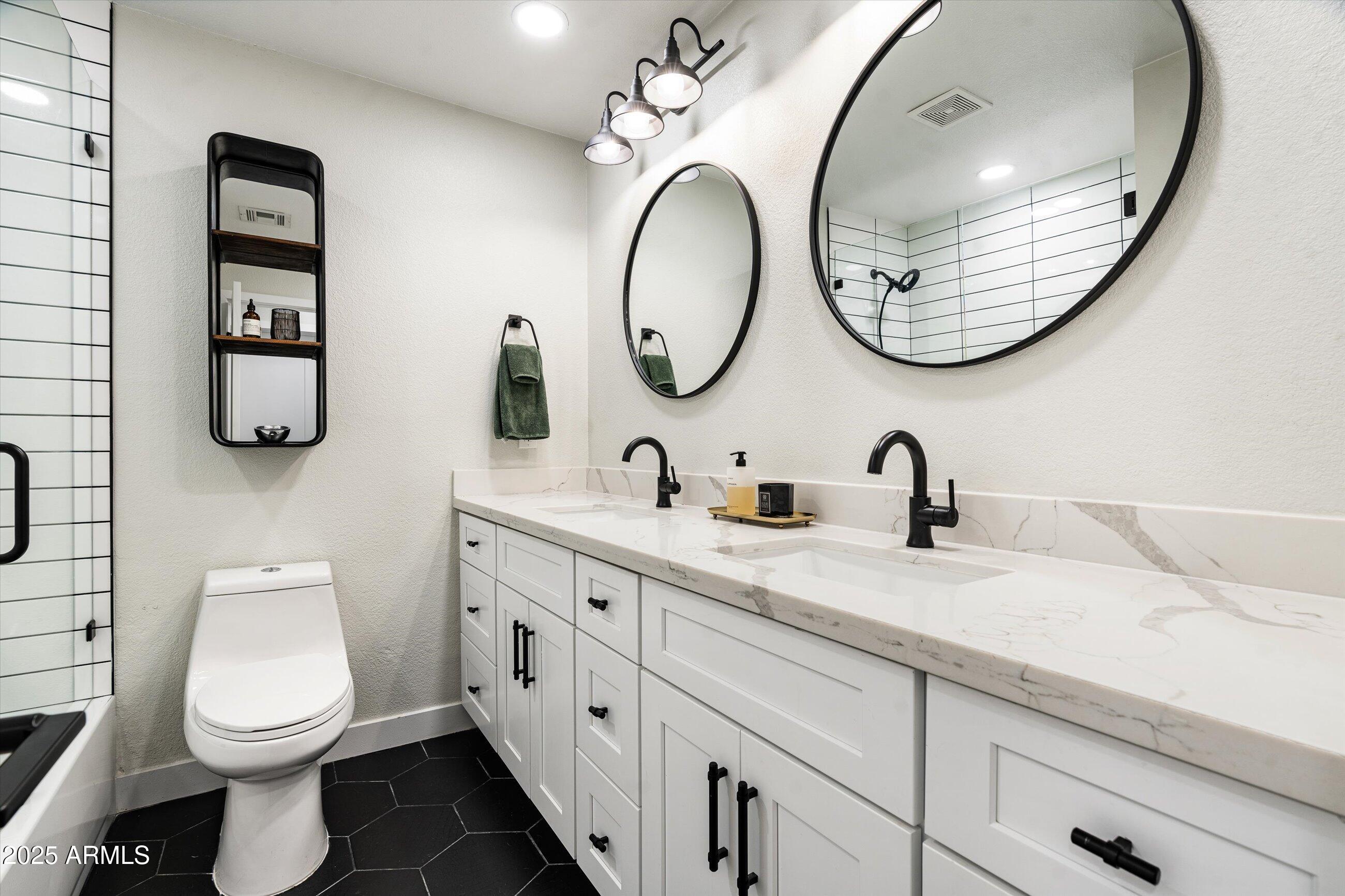 8341 E HUBBELL Street